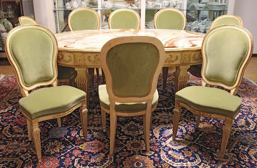Lotto di un tavolo ed un gruppo di otto sedie Lot composé d'une table en bois la&hellip;