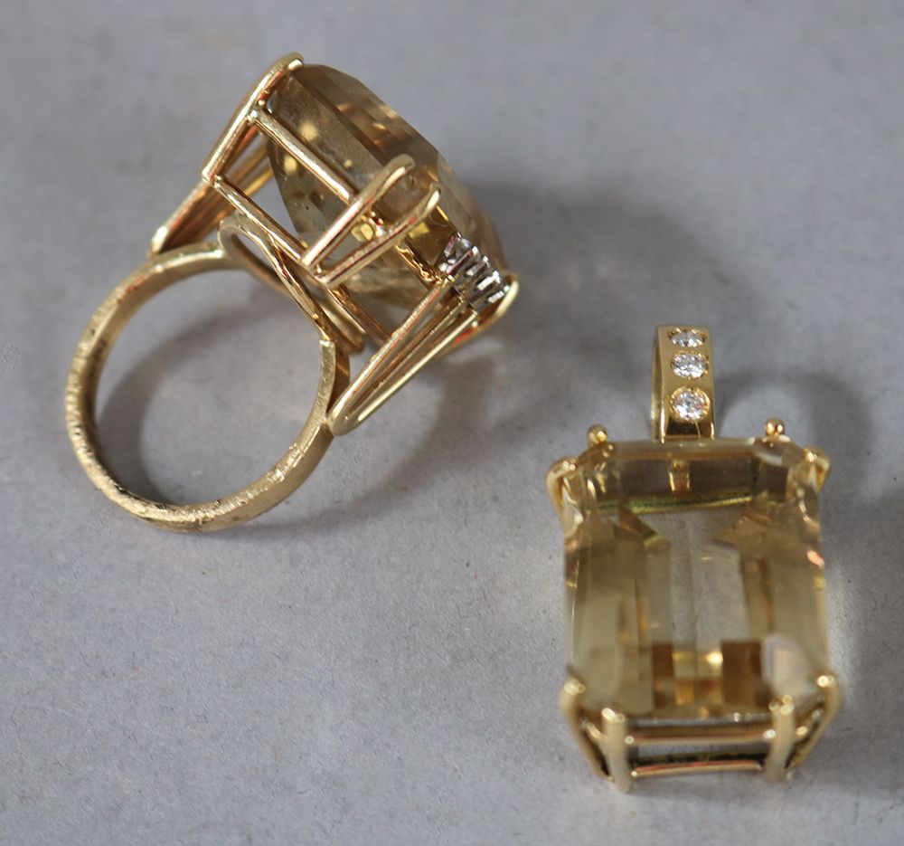 Lotto di un anello ed un pendente in oro giallo Lot d'une bague et d'un pendenti&hellip;