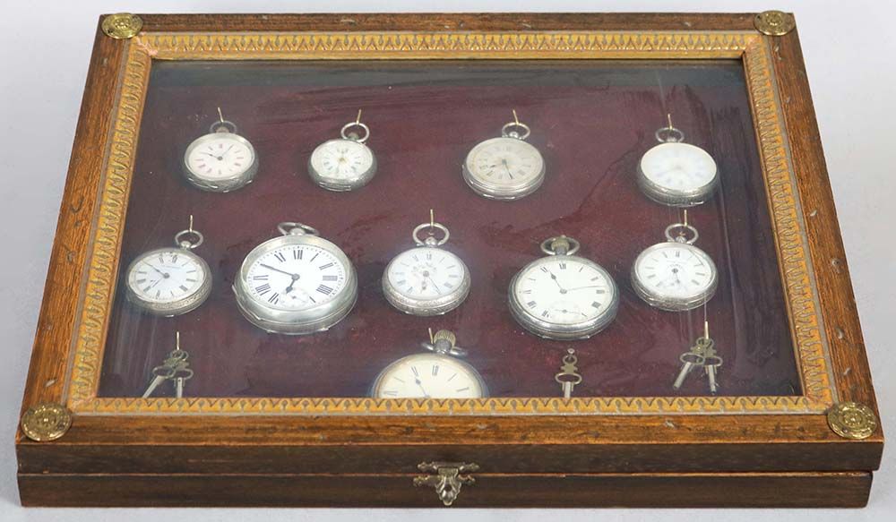 Lotto di 10 orologi da taschino in teca Lot de 10 montres de poche dans une vitr&hellip;