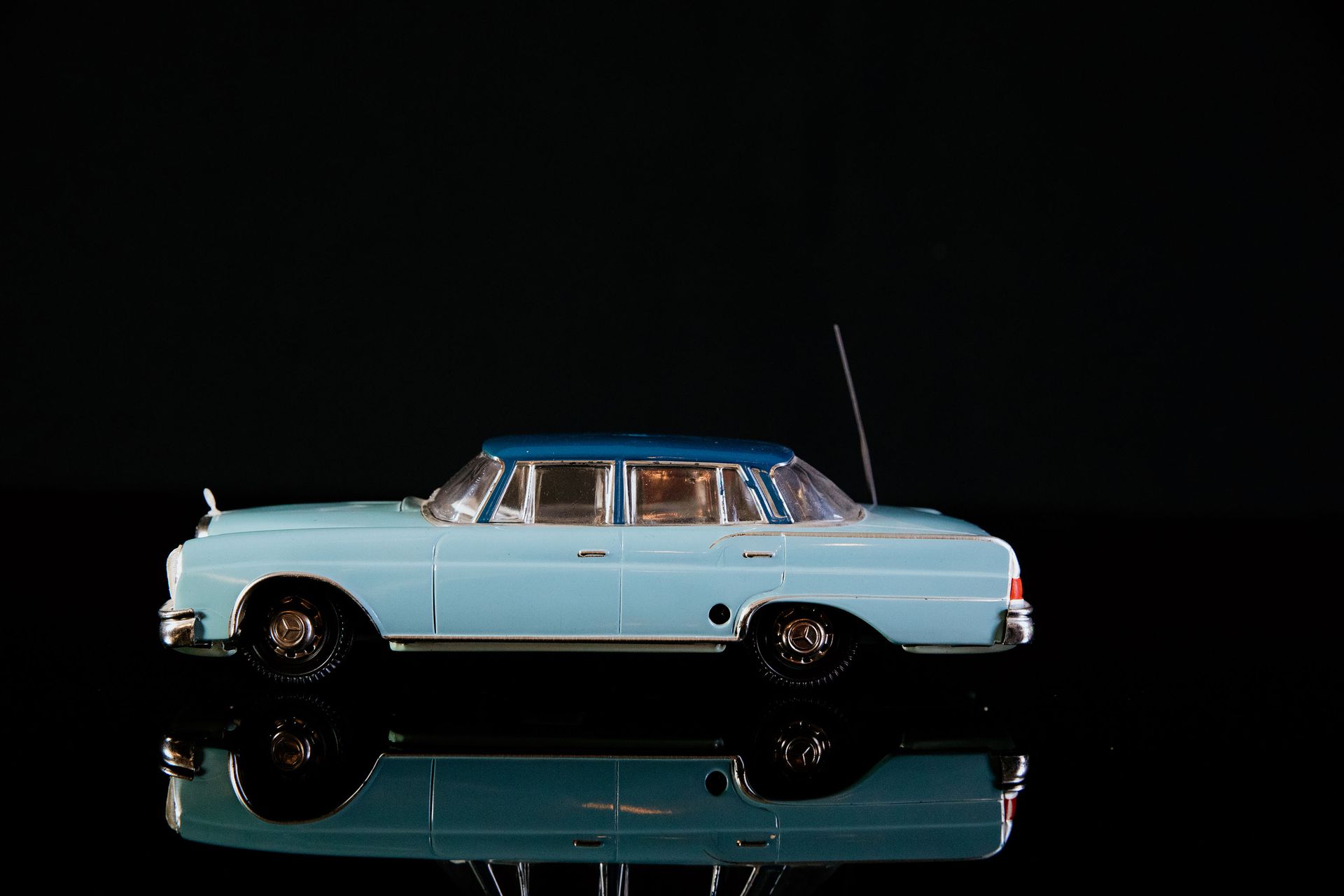 Huki Mercedes 220 SE Heckflosse | Jouets Anciens 状态 (1) - 锡制玩具，发条驱动，功能测试，石印，颜色为蓝&hellip;