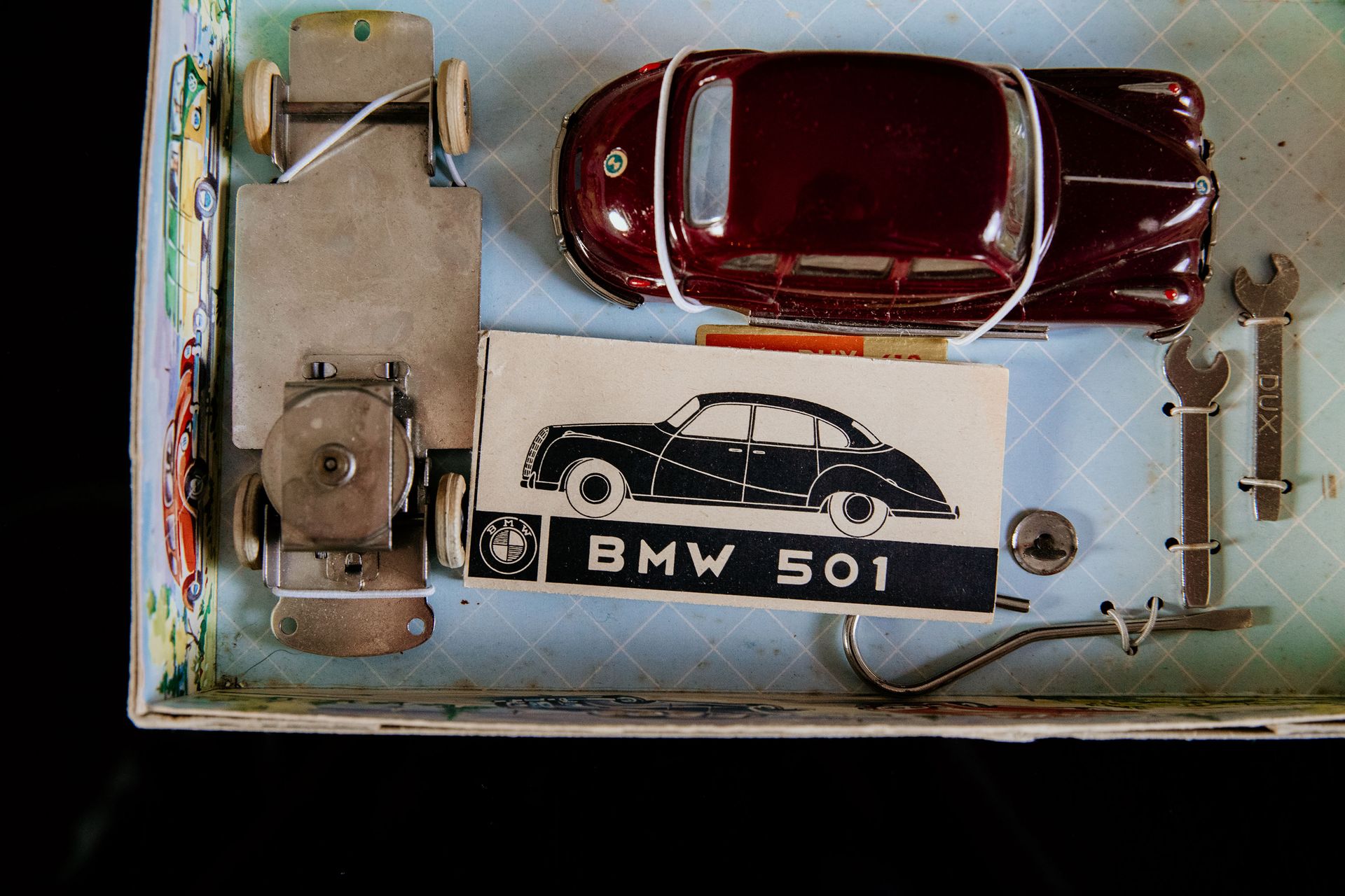 DUX BMW 501 | Jouets Anciens 状态 (0) - 锡制玩具，飞轮驱动，功能测试，酒红色，50年代，德国制造，23厘米，全新状态，原装盒&hellip;
