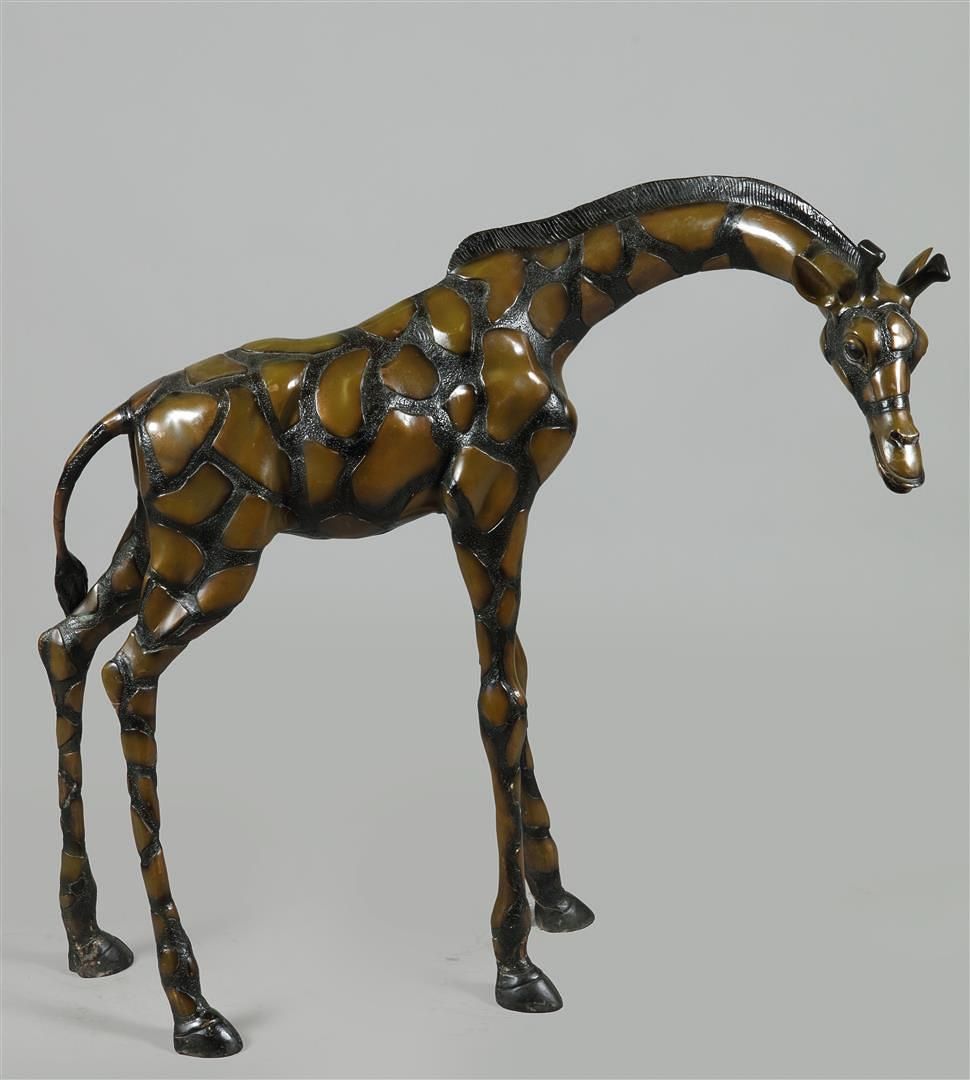 Null Sculpture en bronze d'une girafe, deuxième moitié du XXe siècle. 

H. : 90 &hellip;