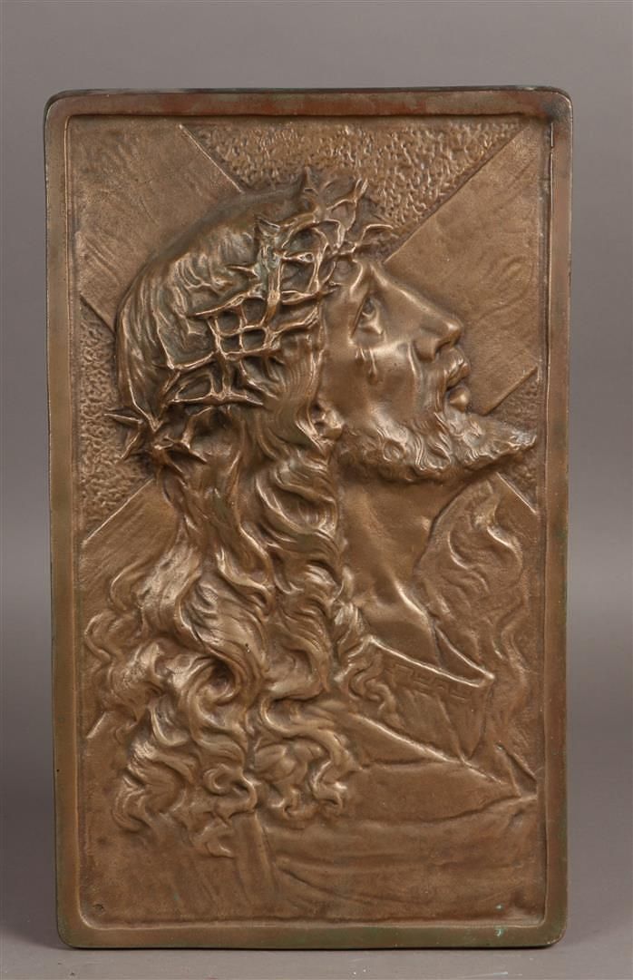 Null Une plaque de bronze représentant un Jésus-Christ en pleurs. 20ème siècle.
&hellip;