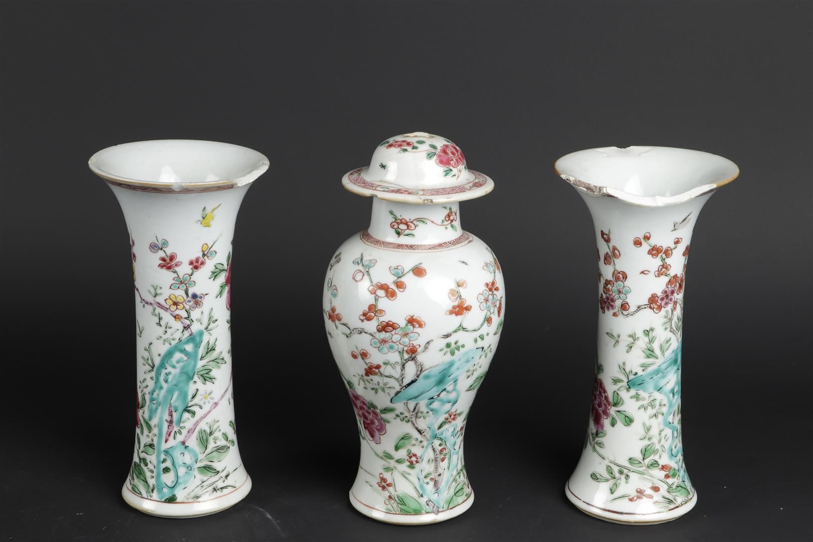 Null Deux vases à bec en porcelaine Famille Rose et un vase à couvercle Famille &hellip;