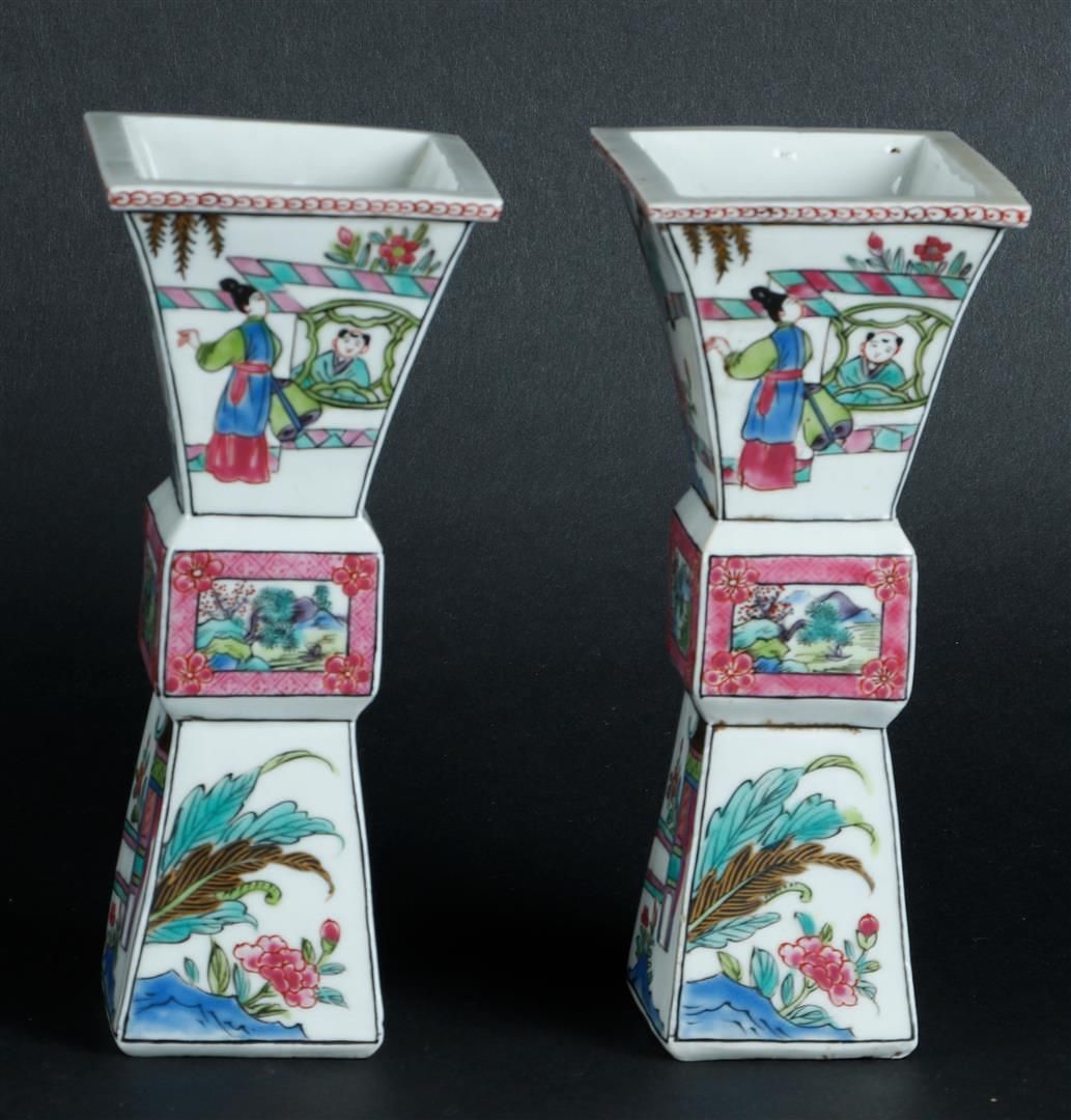 Null A pair of porcelain Famille Rose vases with figures in garden decor. China,&hellip;