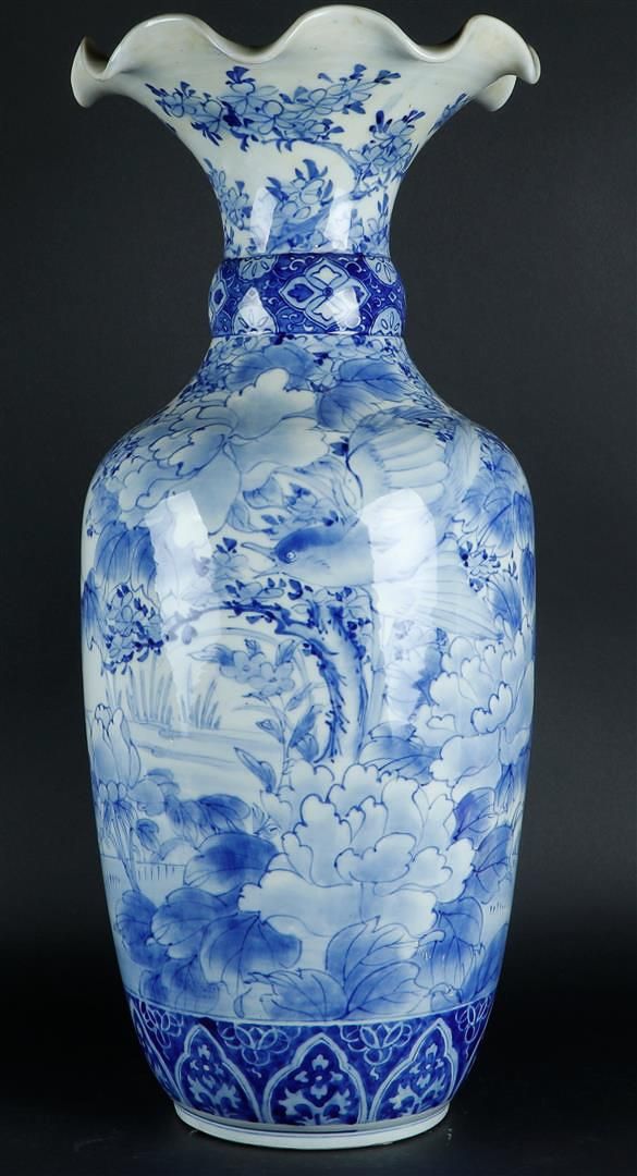 Null Vase à col en porcelaine à décor floral, Japon, 19e siècle. 

H. : 60 cm.