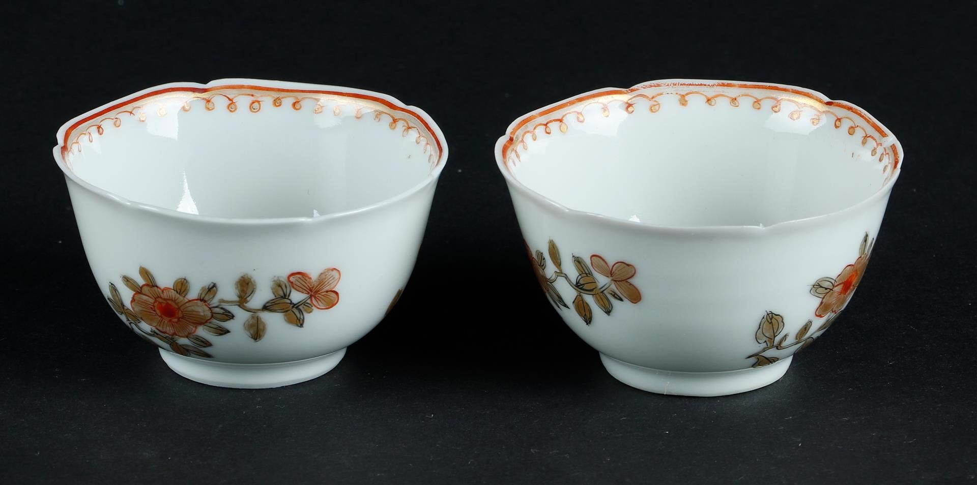 Null 两只瓷碗（外缘有樱花浮雕），有丰富的花卉装饰，内部有蝴蝶装饰。中国，雍正。

直径：6厘米。