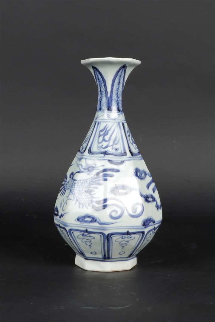 Null And porcelain collar vase decorated with phenixes. China, 20th century.

H.&hellip;