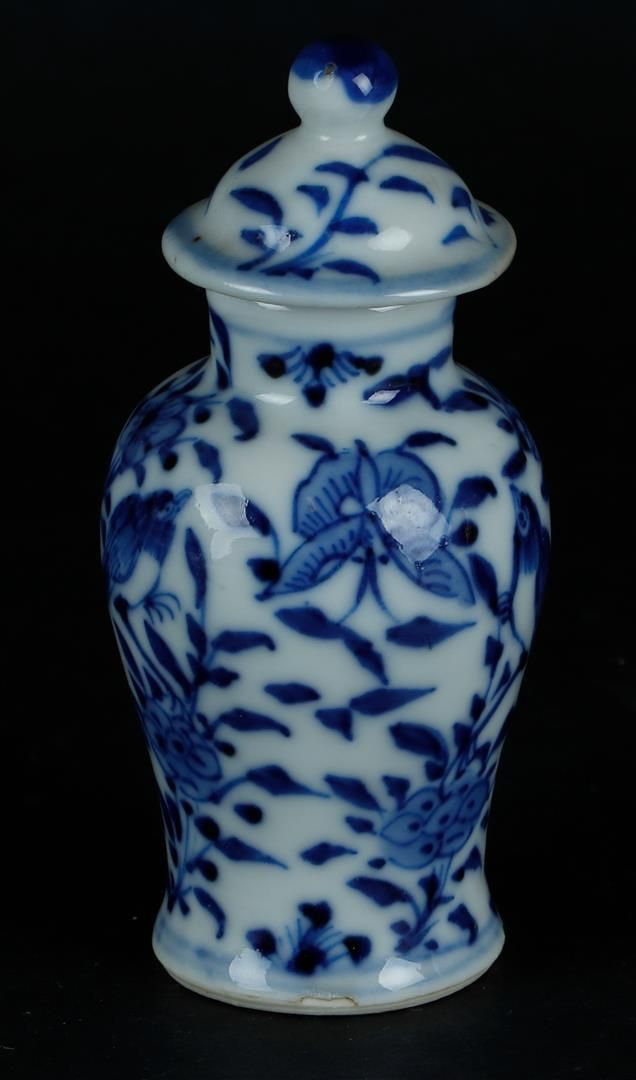 Null Vaso con coperchio in porcellana con decorazione di uccelli e fiori. Cina, &hellip;