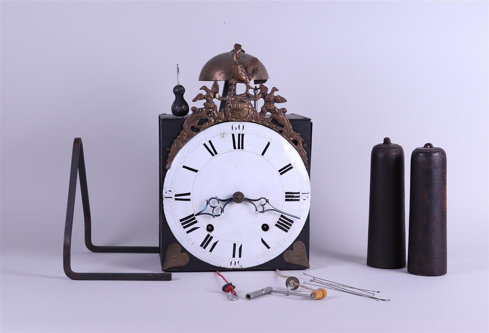 Null 一个复合钟，所谓的 "Haantjesklok"，法国，19世纪上半叶。摆锤有缺陷。
