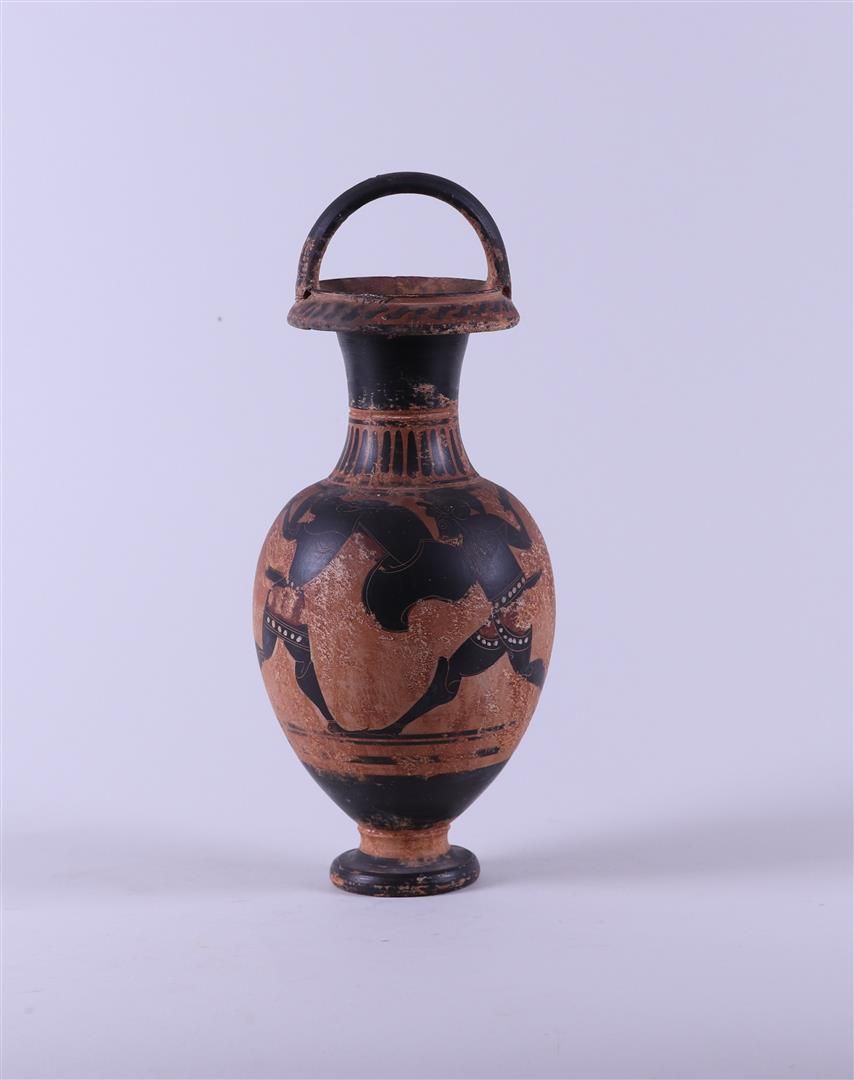 Null 一个希腊的黑色图案的花瓶，刻有白色的图案，并加高。推测是19世纪，但是是古董的例子。
高：33.5厘米。