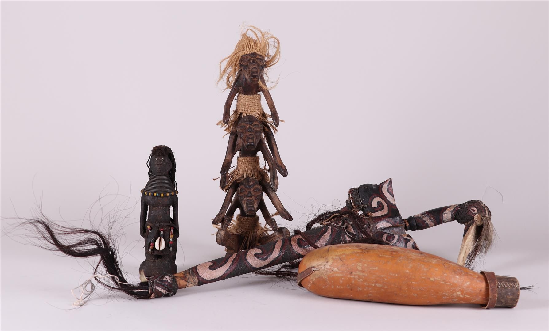 Null 一批民族学物品，包括一个Kris（状况不佳），一个水瓶，一个图腾，和一个祖先小雕像。巴布亚新几内亚，约1900年。