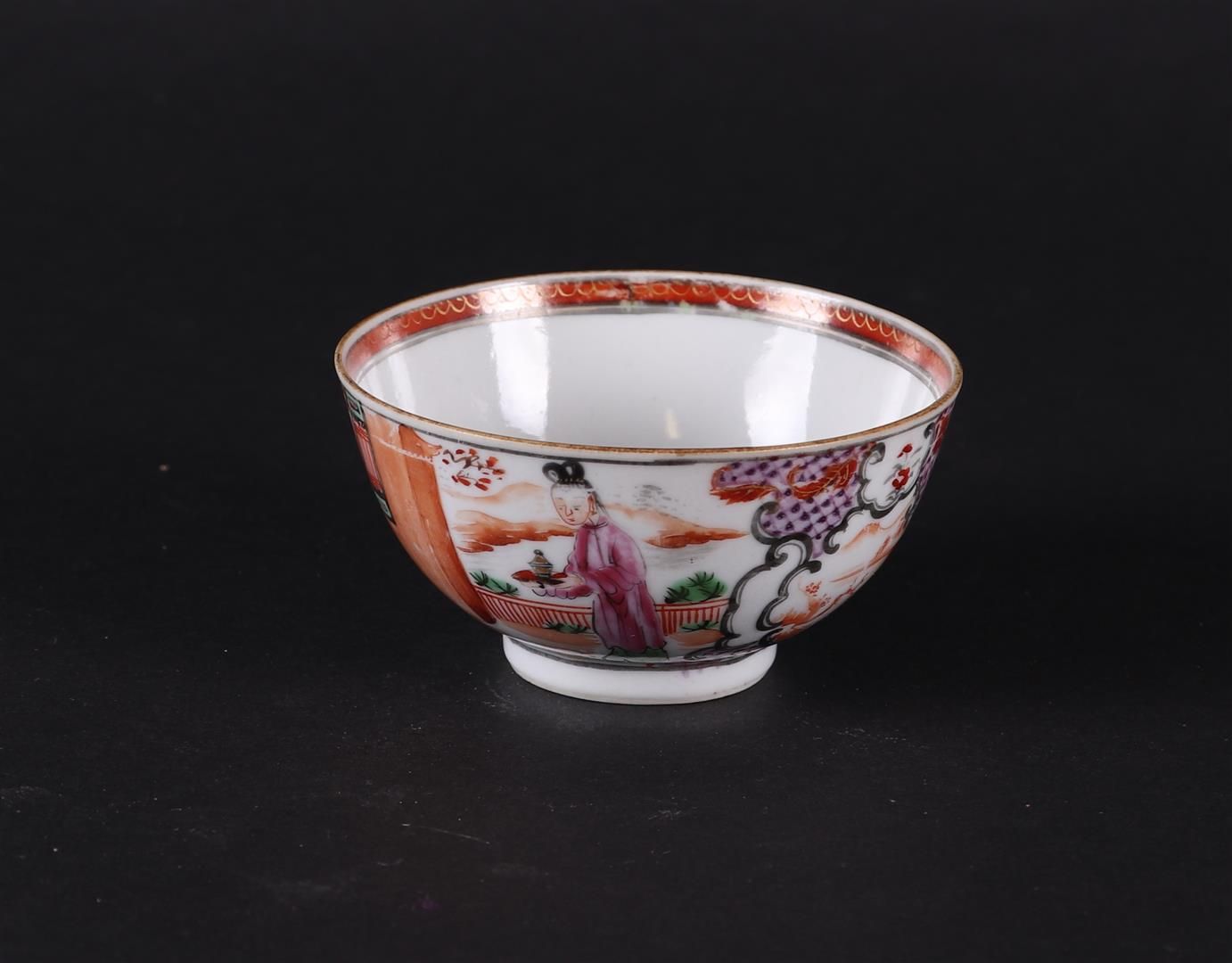 Null 瓷质法米莱碗（Manderin），格子里有山水和人物。中国，乾隆。
直径9厘米。