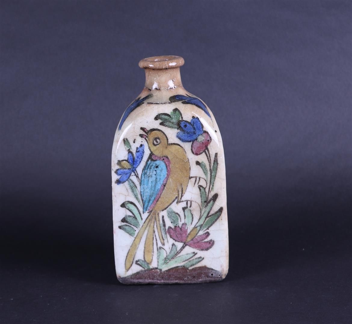 Null Bouteille en poterie Qajar décorée d'animaux et de plantes. Perse, XIXe siè&hellip;