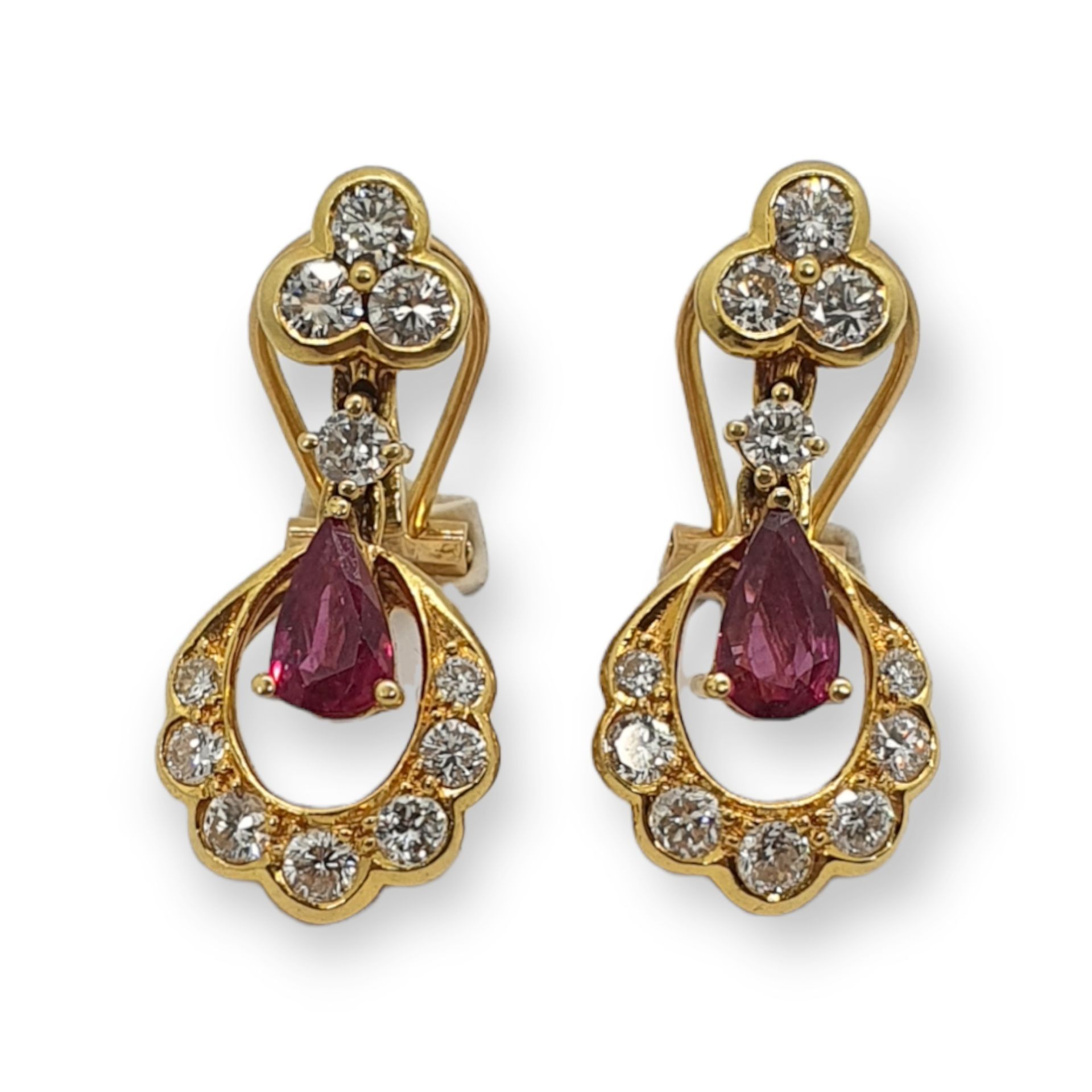 Pendientes de diamantes y rubí Pendientes en oro de 18k con rubí central talla p&hellip;