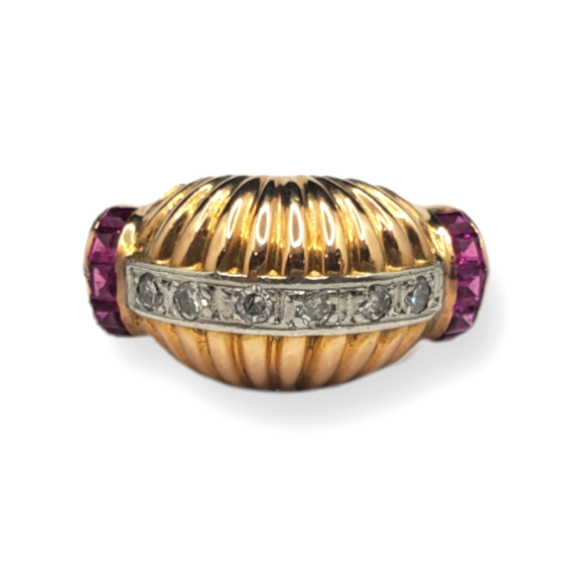 Sortija Chevalier Chevalier风格的圆顶Sortija，由18K金和明亮式切割的钻石和方形切割的校准红宝石组成。在内部注册。1940年制&hellip;