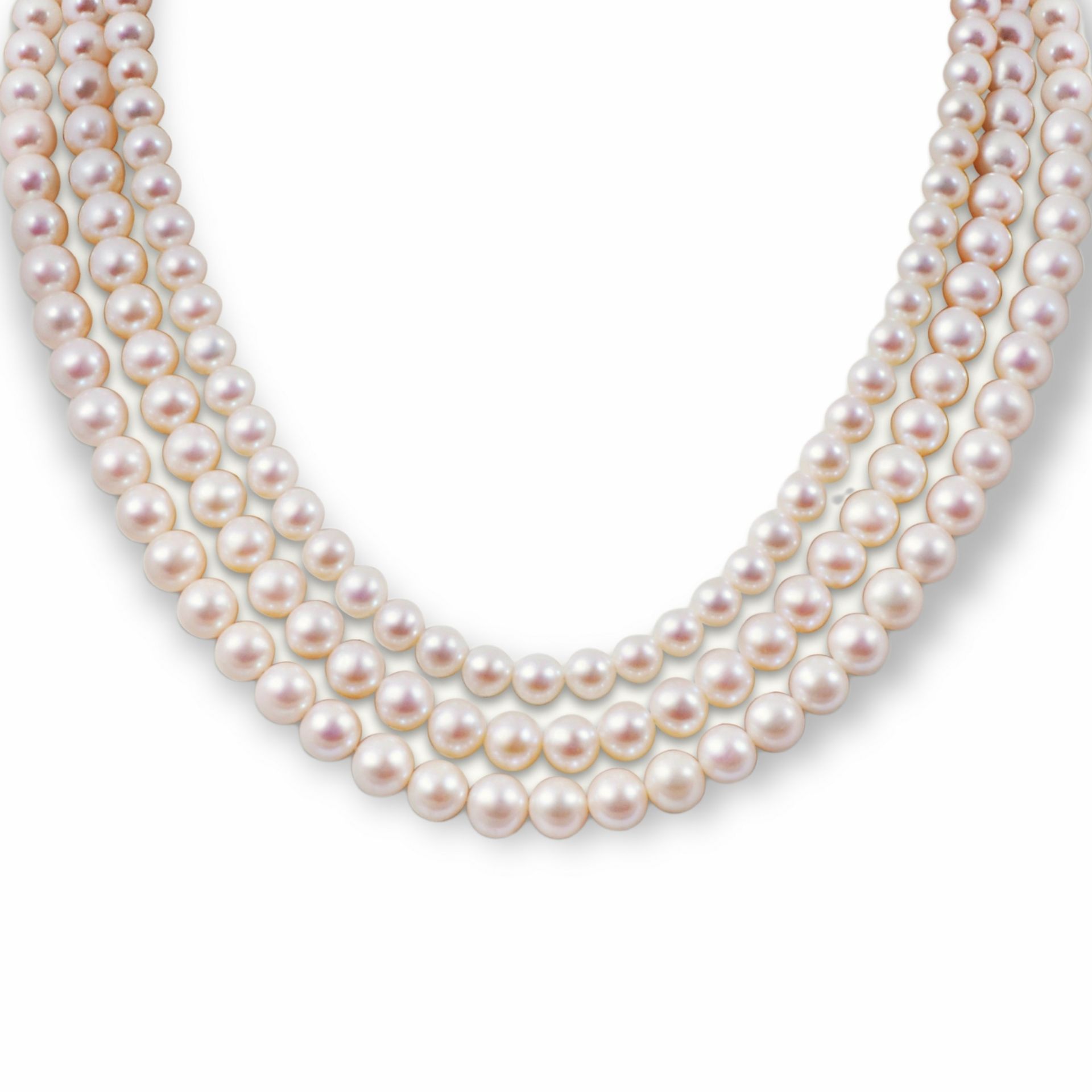 Collar de perlas cultivadas con cierre de zafiro y diamantes Collar of triple vu&hellip;
