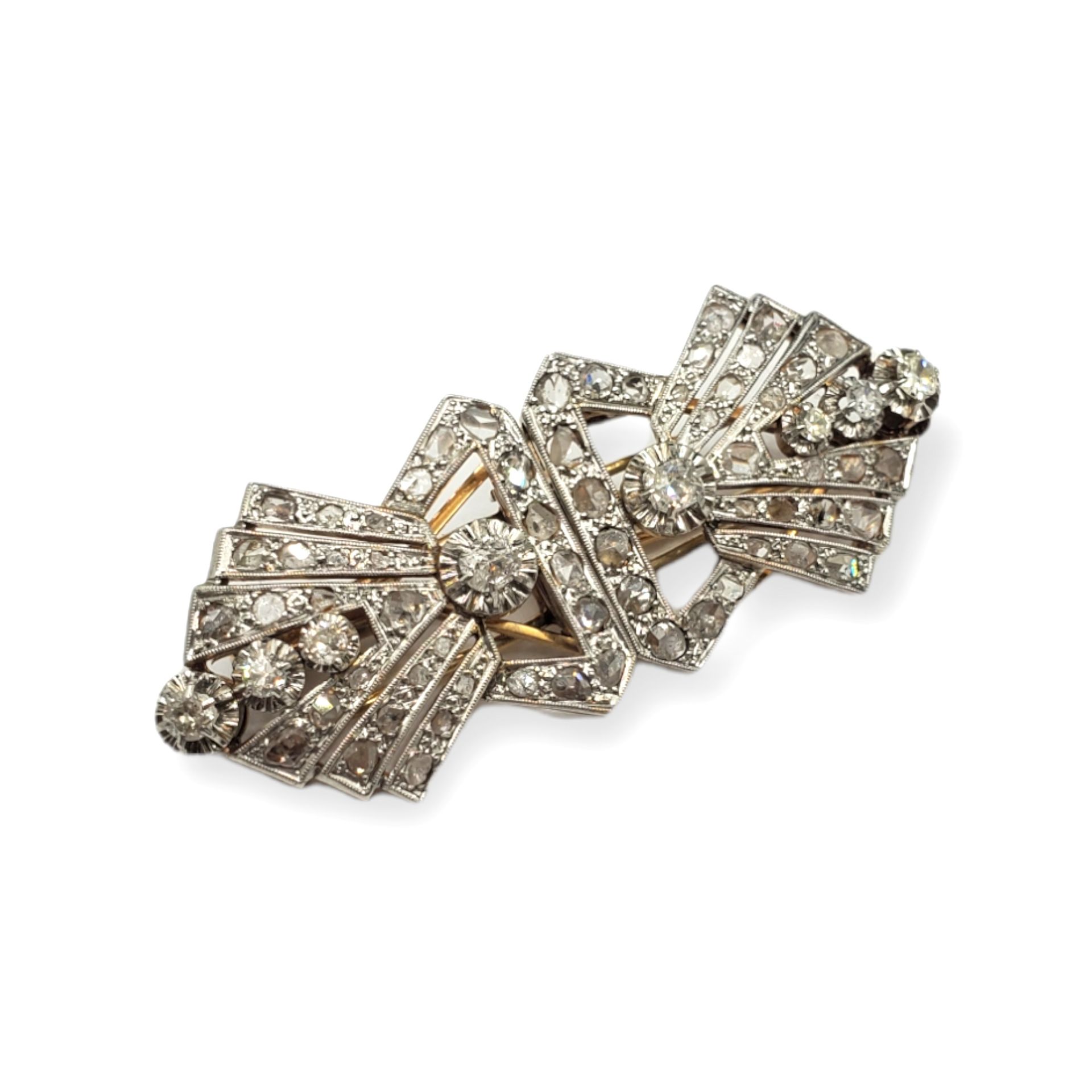 Broche doble clip Art Déco 装饰艺术双夹胸针，18K金，铂金窗口，钻石为亮银色、8/8和粉红色。可拆卸。1930年。

尺寸为5.5x&hellip;