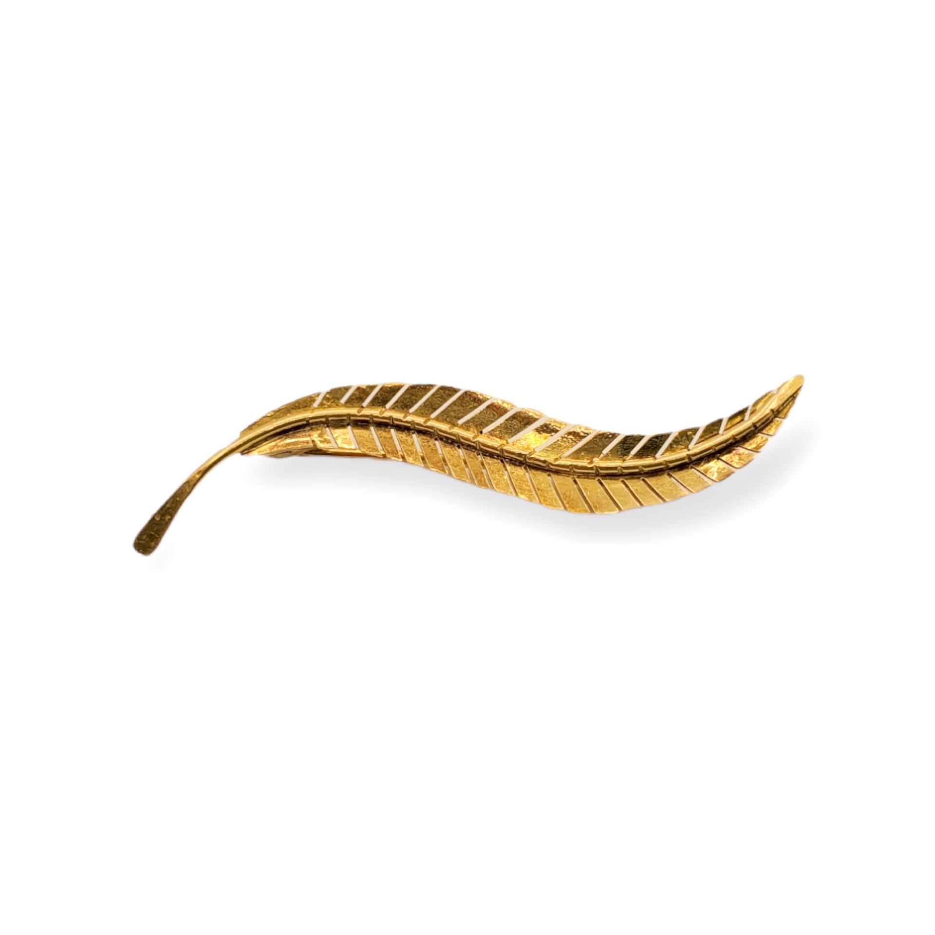 Broche en forma de hoja Brooch in 18k gold with hoja calada shape. 

Medida 5cm.&hellip;