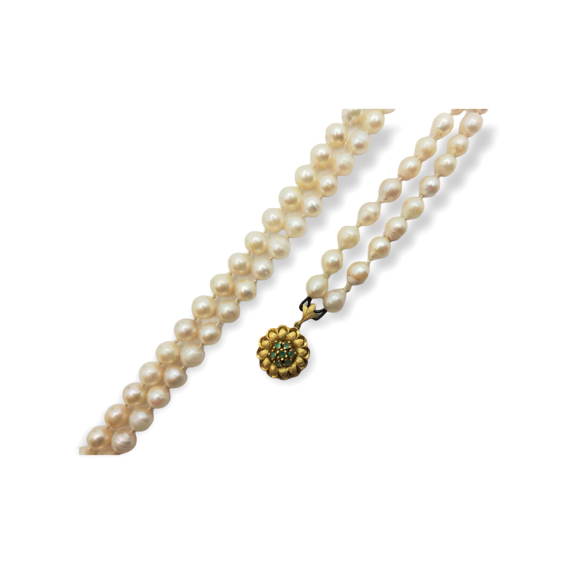 Collar de perlas con cierre de esmeraldas 双层珍珠项链领，18K红宝石花纹领。 

长74厘米。珍珠直径6,5-7毫米