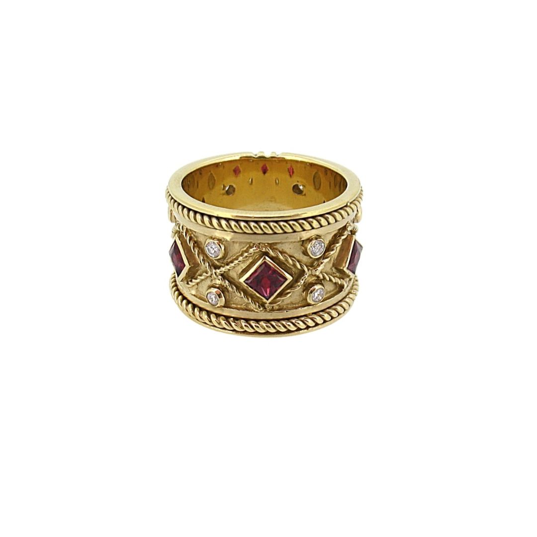 Sortija de rubíes 18K金项链，三颗红宝石，总重约1.35克拉，闪亮的钻石，背面有螺旋状的装饰。

尺寸28。重量为28.57克