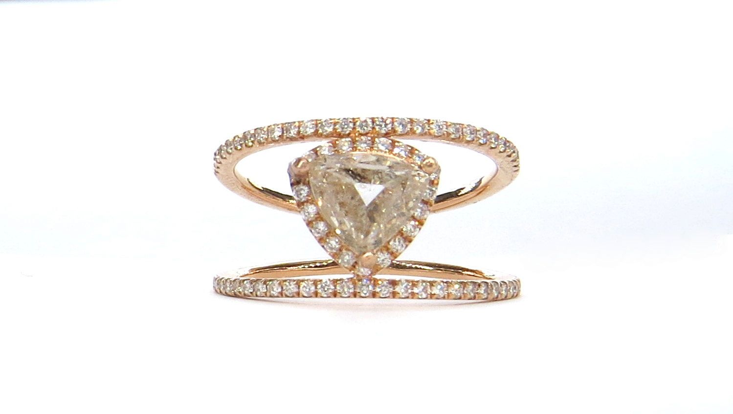 Imponente sortija con diamante rosado 18K玫瑰金项链，中央镶嵌1克拉花式钻石，配以闪亮的钻石和上下两层的钻石，镶嵌在钻石&hellip;
