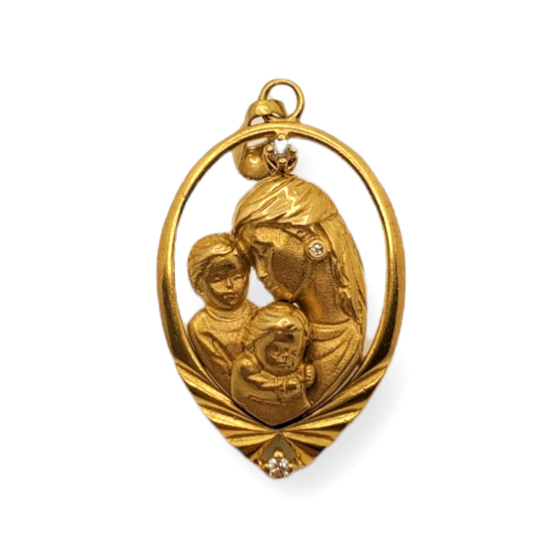 Medalla 18K金奖章，代表圣母与圣婴和圣胡安尼托，钻石为明亮式切割。

尺寸2,2x1,5cm。重量为3,4克