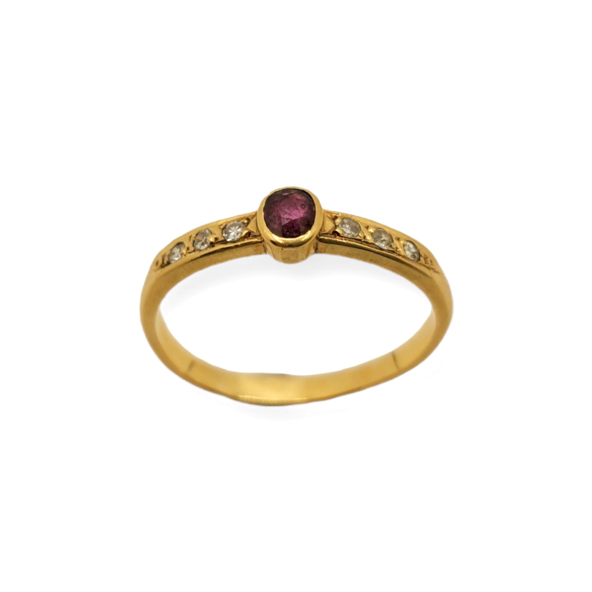 Anillo de diamantes y rubí Sortija en oro de 18k con un rubí central talla oval &hellip;