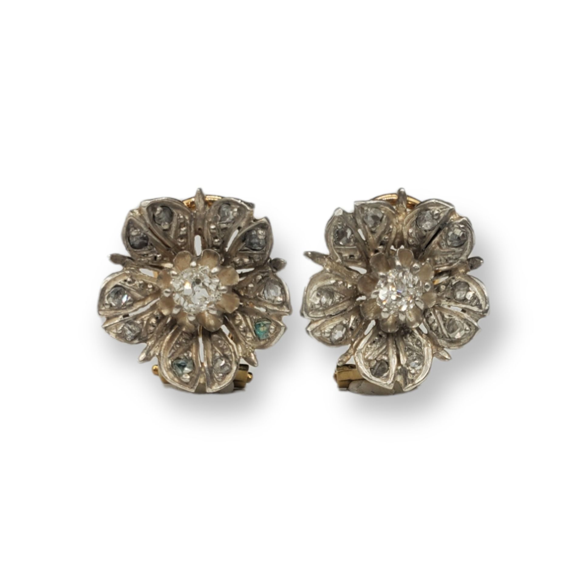 Pendientes de diamantes Pendientes florales en oro de 18k con vistas en plata y &hellip;