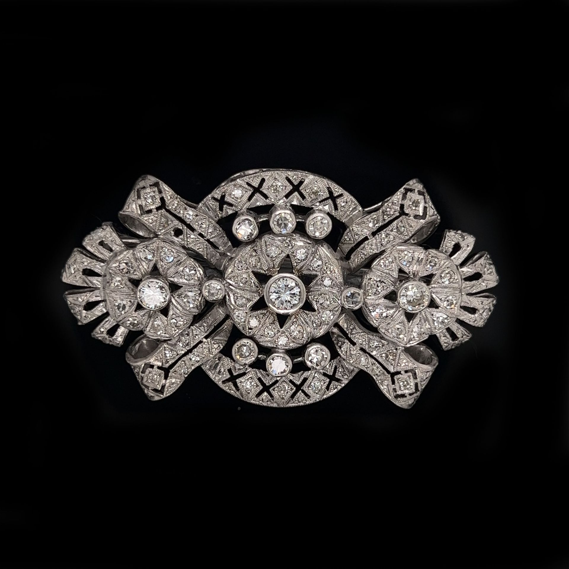 Platinum Art Deco Diamond Brooch 铂金重量17.58克 装饰艺术钻石约2克拉 胸针尺寸2.28 "x1.22" 。