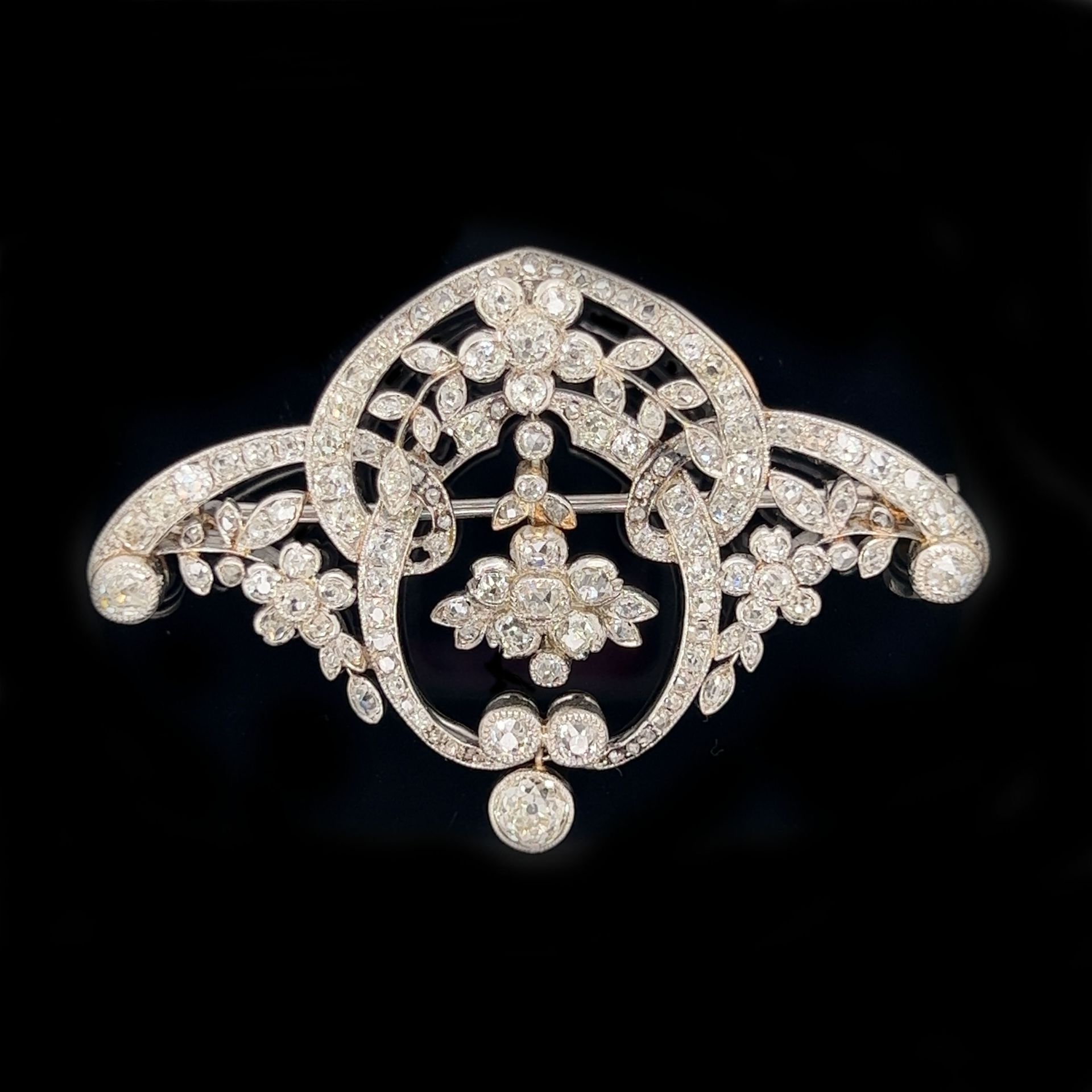 Platinum Art Nouveau Diamond Brooch 铂金重量12.84克 新艺术派欧式钻石约5-6克拉 胸针尺寸1.42 "x2.05"