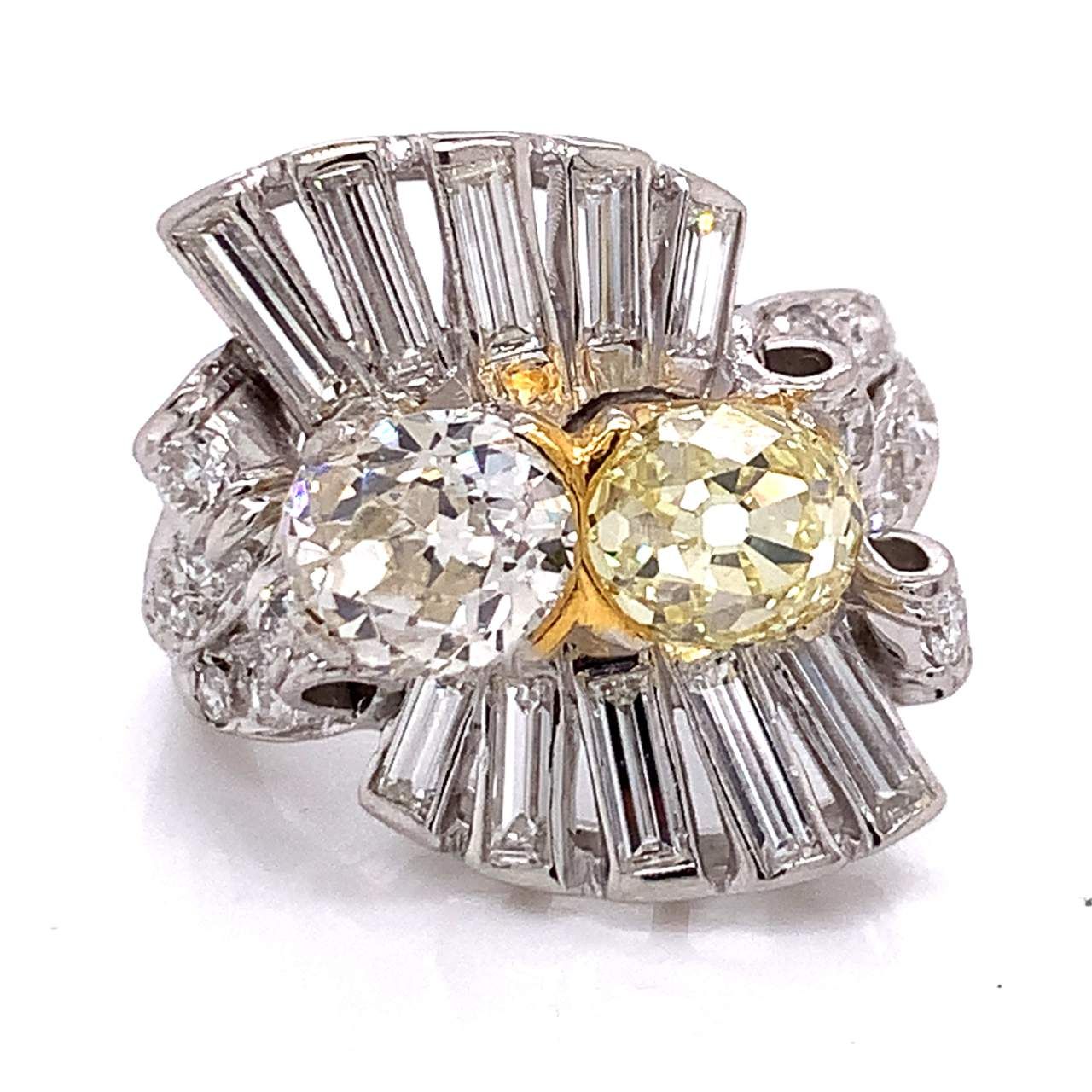 Art Deco Yellow and White Diamond Ring 重达13.0克的Art Deco黄白钻石戒指，镶嵌着一颗1.76克拉的花式浅黄钻石&hellip;