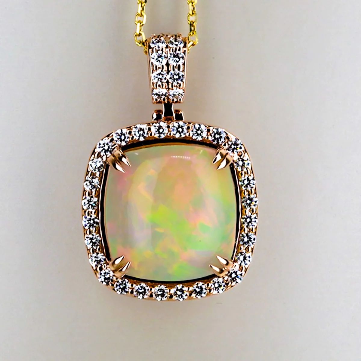 14k Opal Pendant Pendentif en or rose 14k serti d'une opale de 8,99 carats et de&hellip;