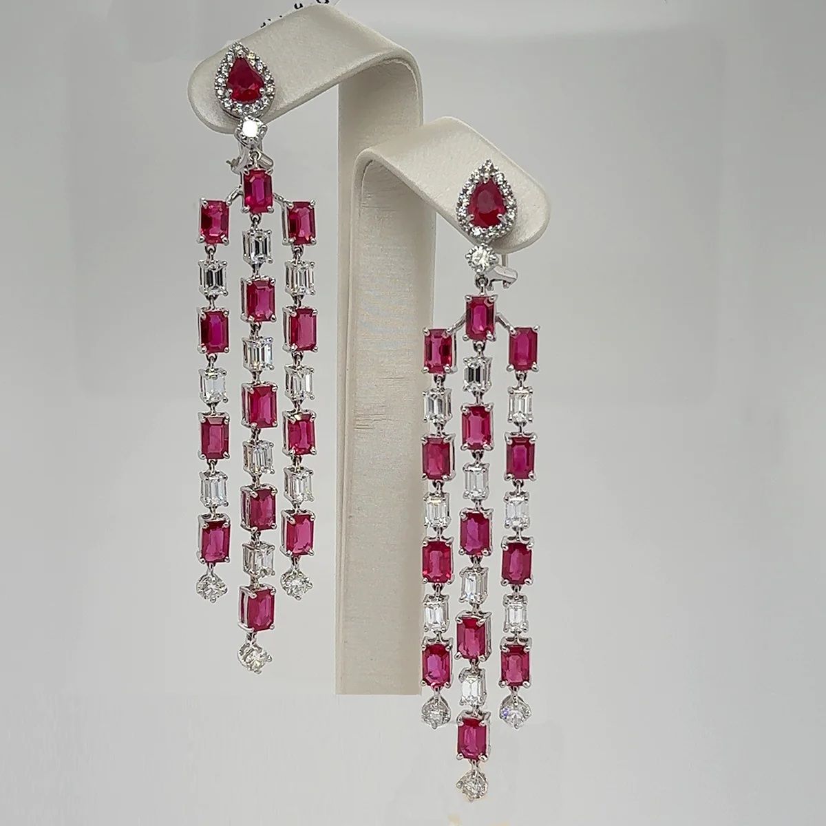 18k Ruby Diamond Long Earrings Boucles d'oreilles en or blanc 18k avec 28 rubis &hellip;