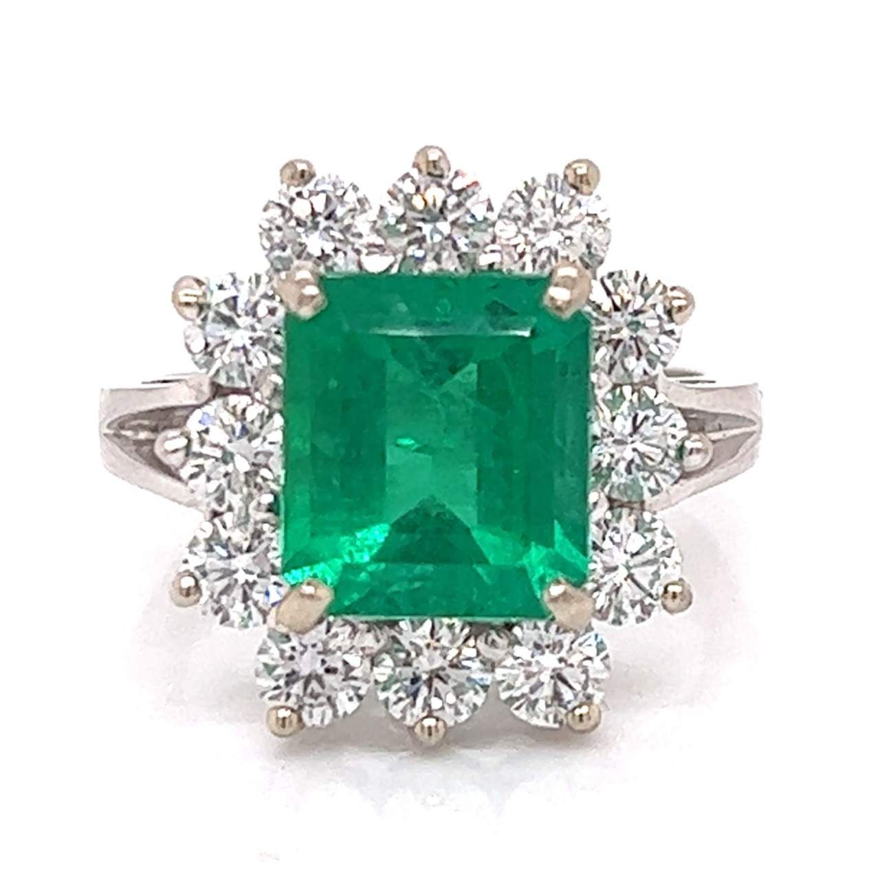 14K White Gold 4.50 Ct. Colombian Emerald Ring Bague en or blanc 14K 4.50 Ct. Ba&hellip;
