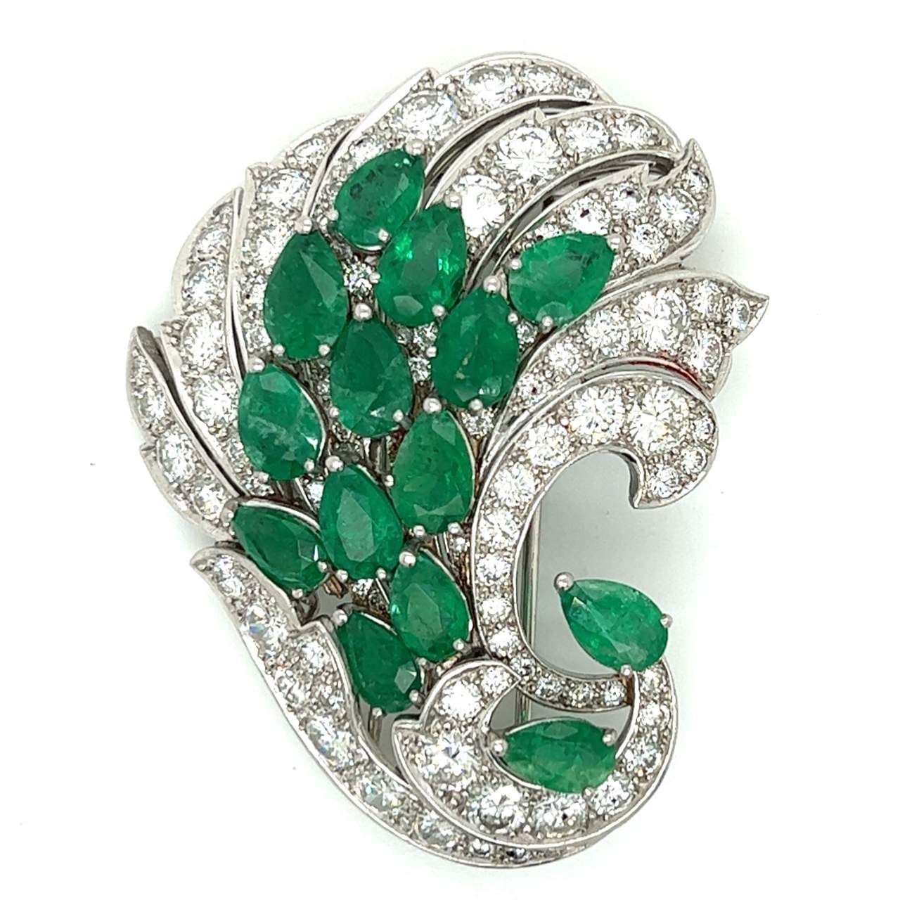 Platinum Emerald & Diamond Brooch Broche en platine émeraude et diamant pesant 2&hellip;