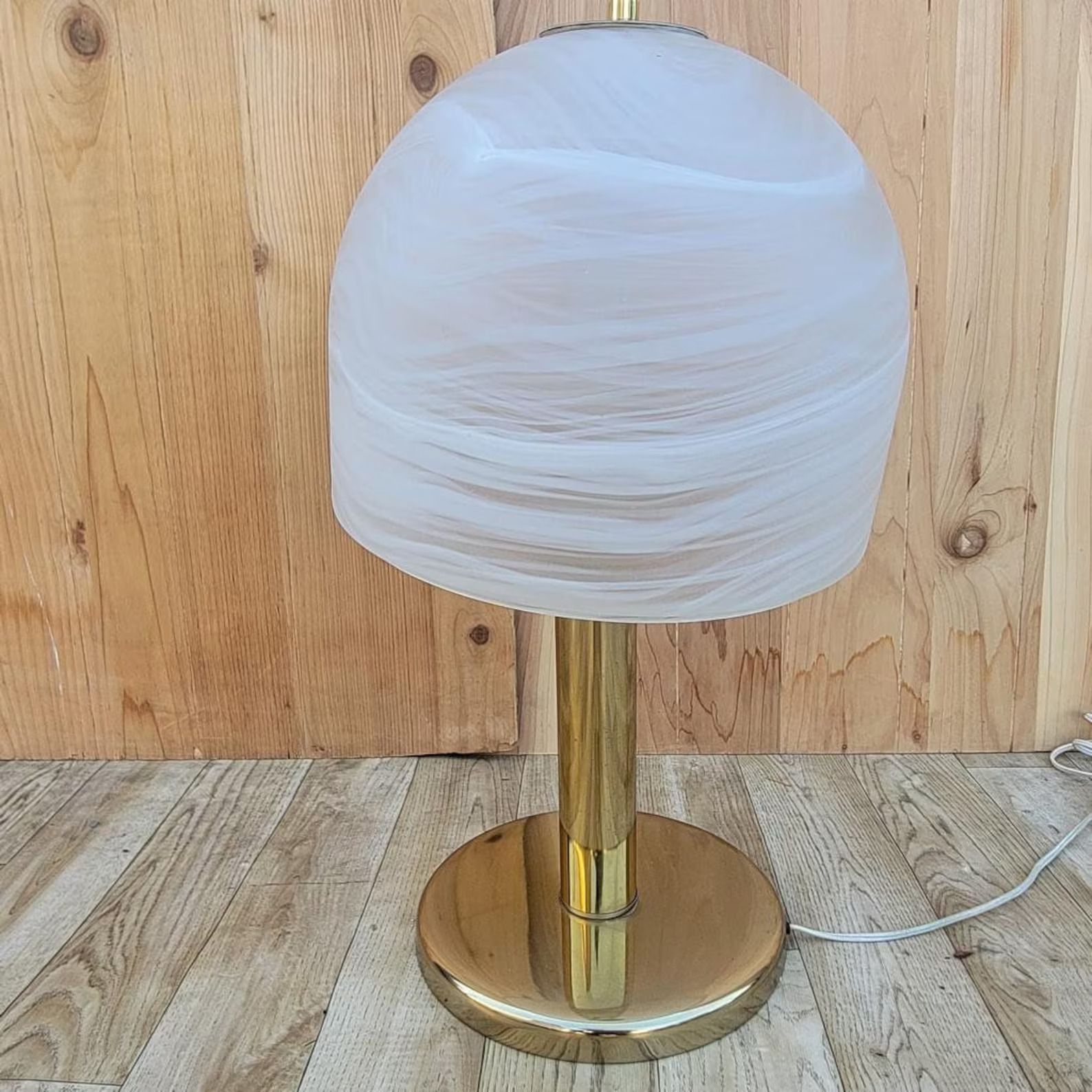 Vintage Italian Deco Table Lamp with Frosted Glass Shade Cette magnifique lampe &hellip;