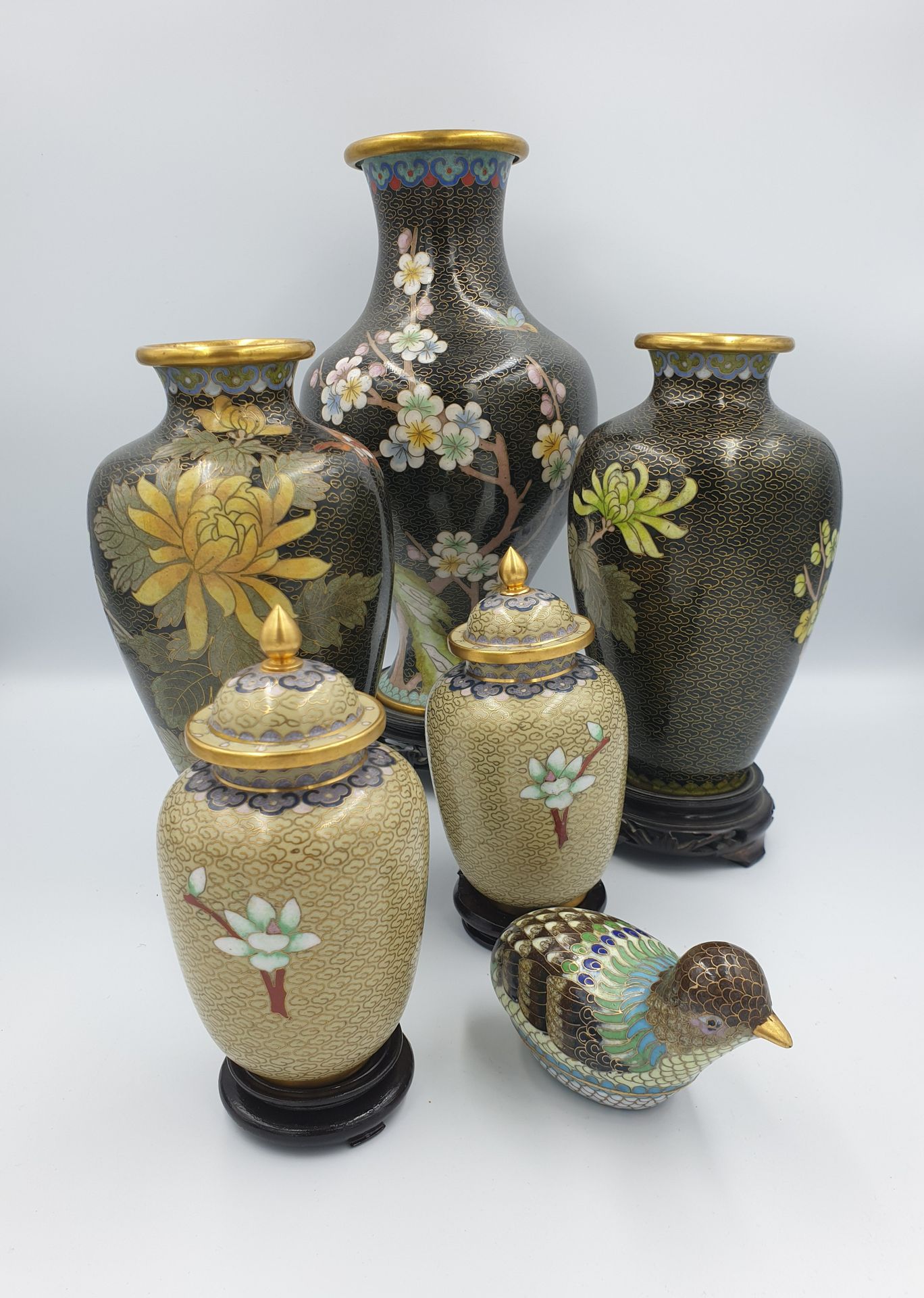 Null 本拍品包括三只巴洛克花瓶，两只小盖花瓶和一个掐丝珐琅鸭子盒。五个花瓶的木制底座。

H.最大的一个29厘米，带底座