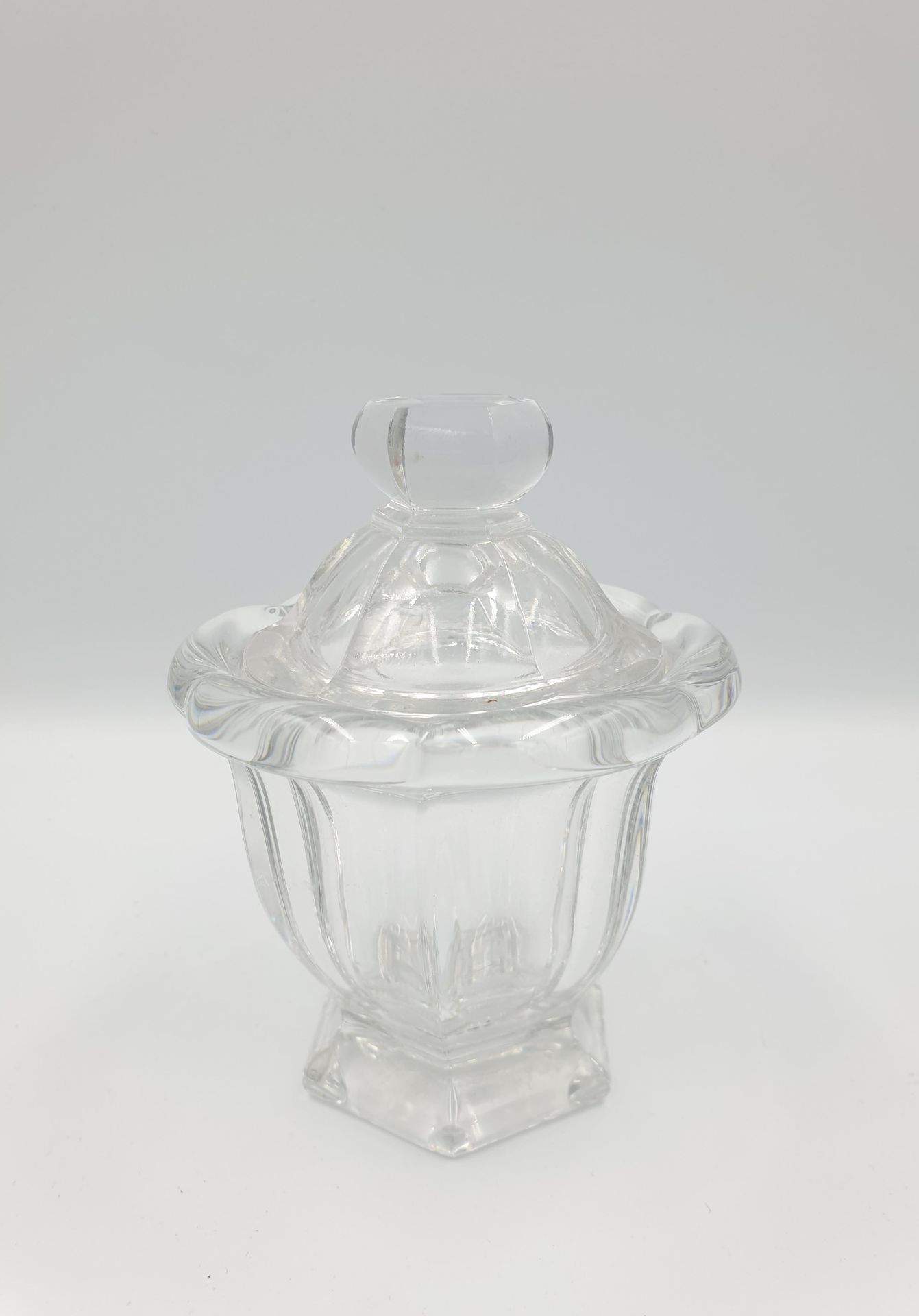 Null BACCARAT : 

Moutardier en cristal

H. 11 cm