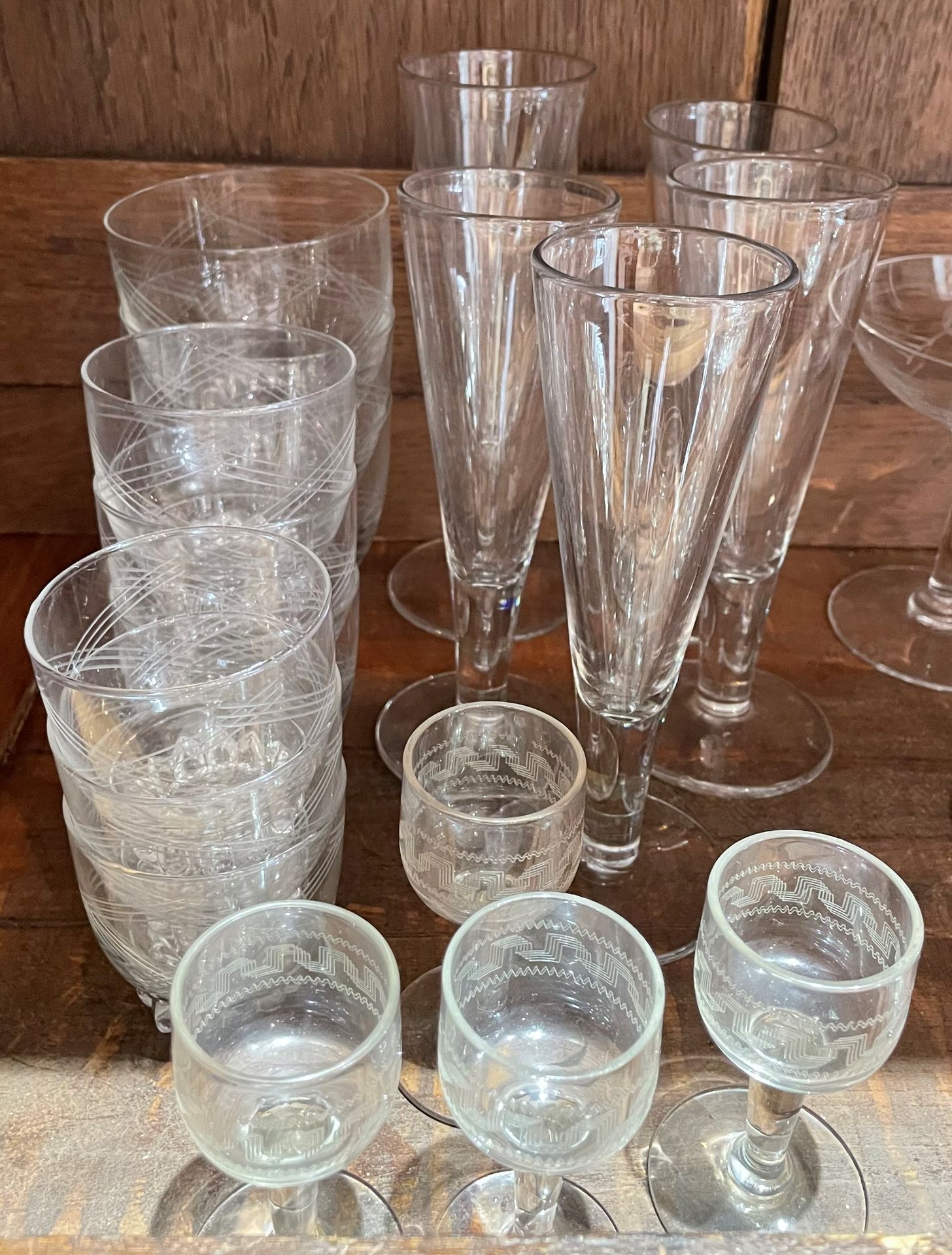 Null 拍品包括5个水晶香槟杯（一个较大的），4个刻有希腊楣的玻璃利口酒杯，9个不同大小的刻字杯。