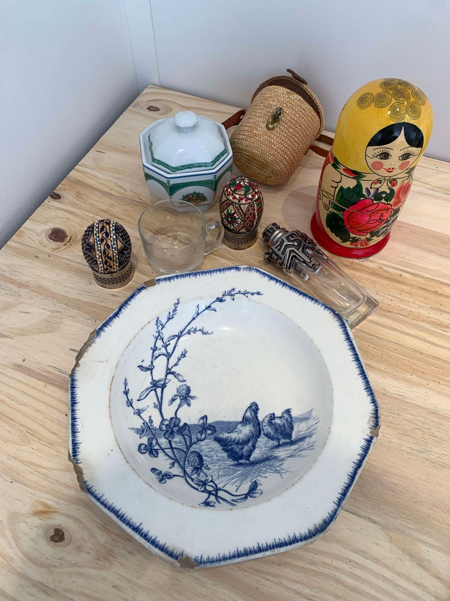 Null Petit lot de brocante comprenant : un gobelet en verre gravé à l'acide "Vic&hellip;