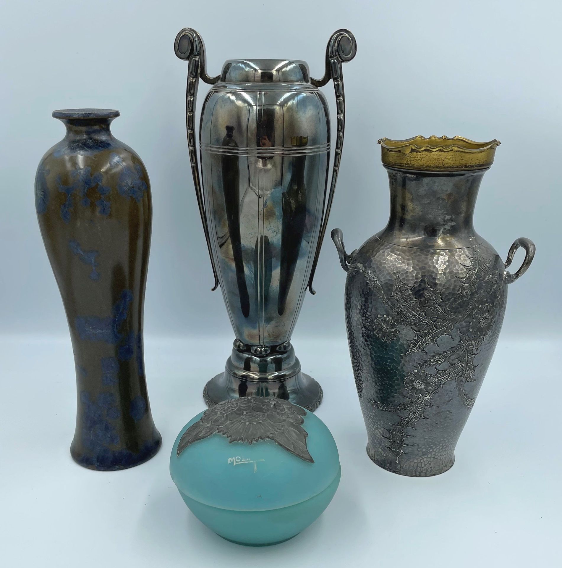 Null Lot comprenant un vase en métal argenté de style Art Déco (H. 26,5 cm), vas&hellip;