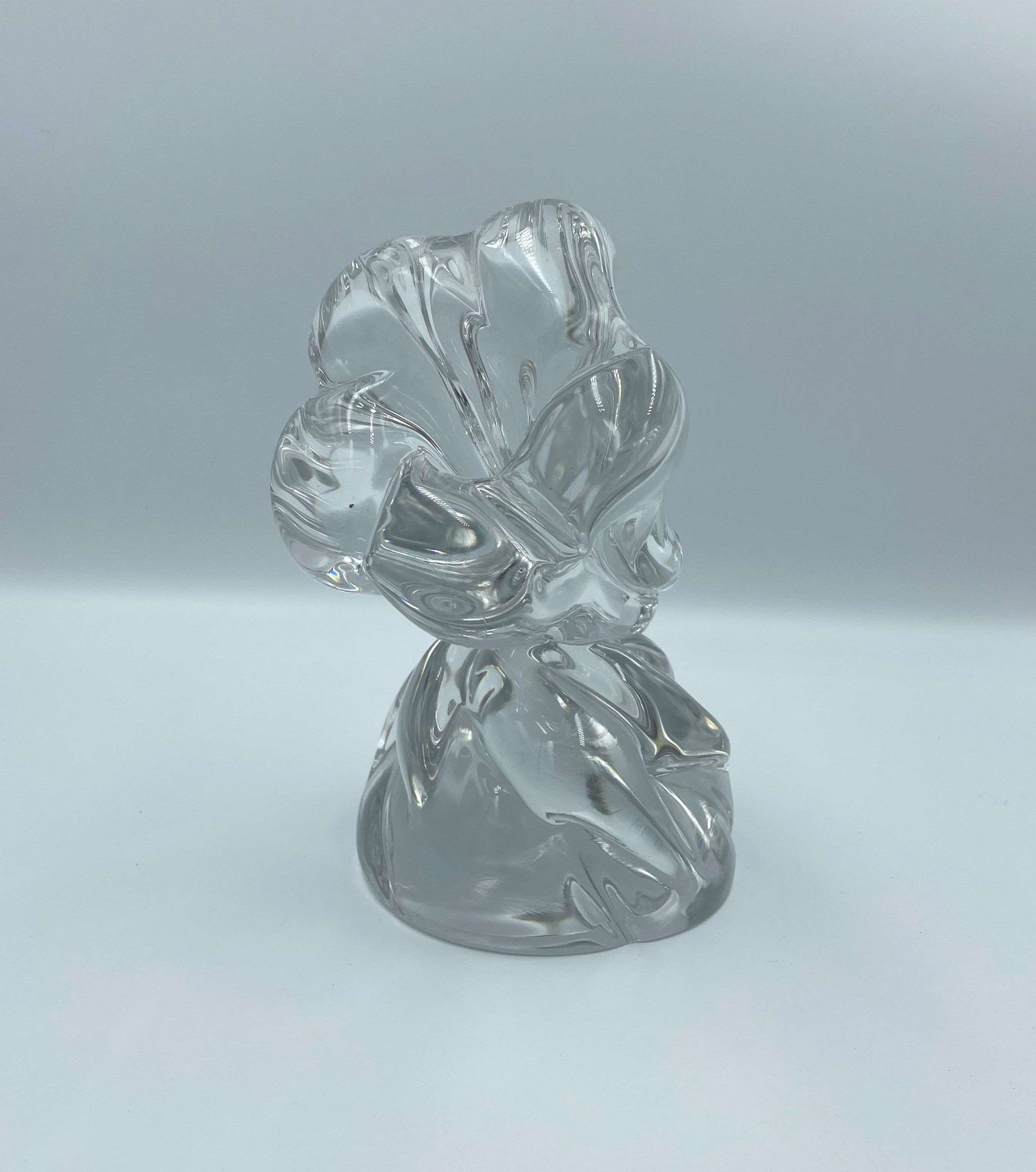 Null DAUM Francia, Pisapapeles de cristal moldeado con una flor. H. 17 cm (astil&hellip;