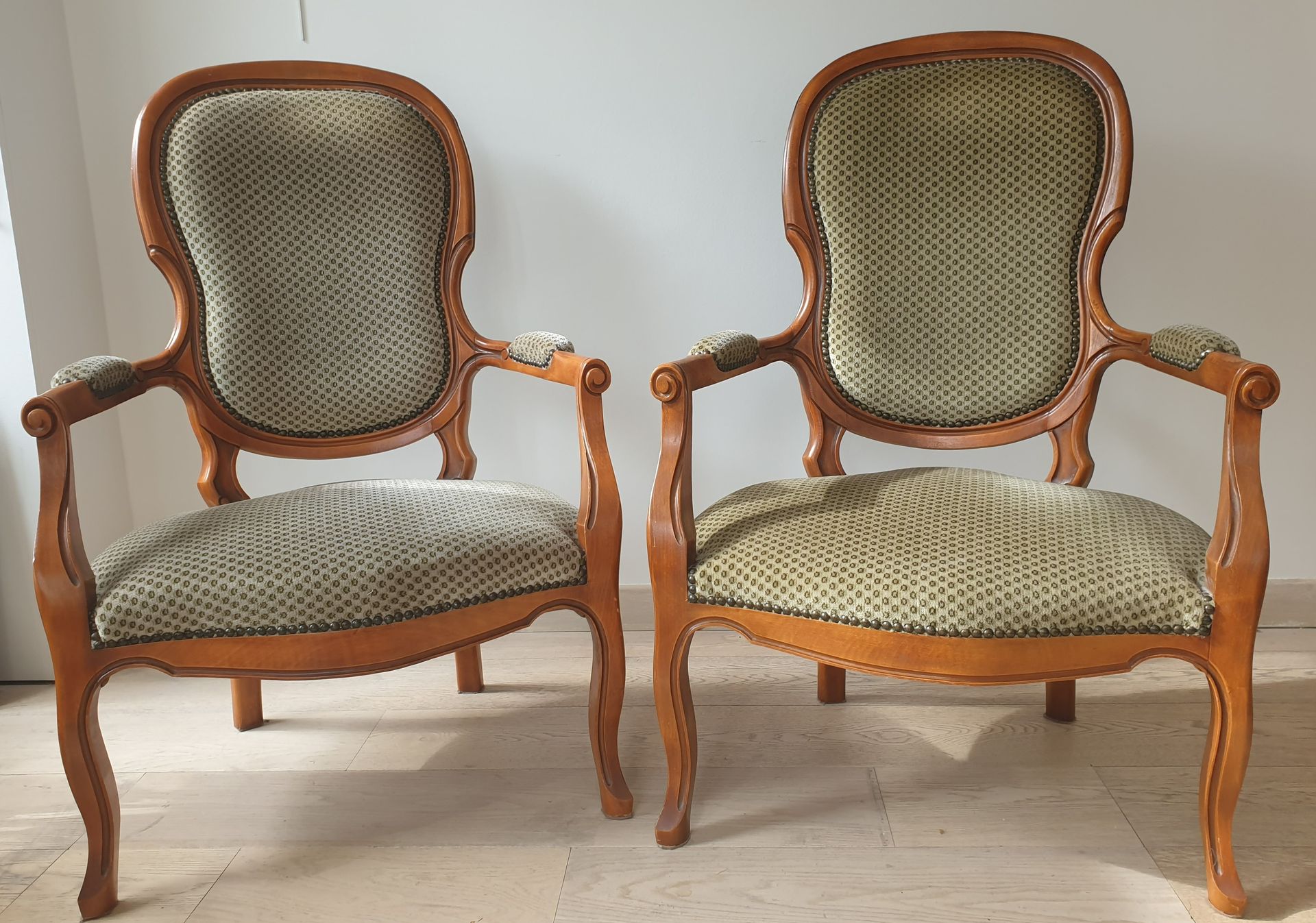Null Paire de fauteuils en bois naturel mouluré, accotoirs à manchette, garnis d&hellip;