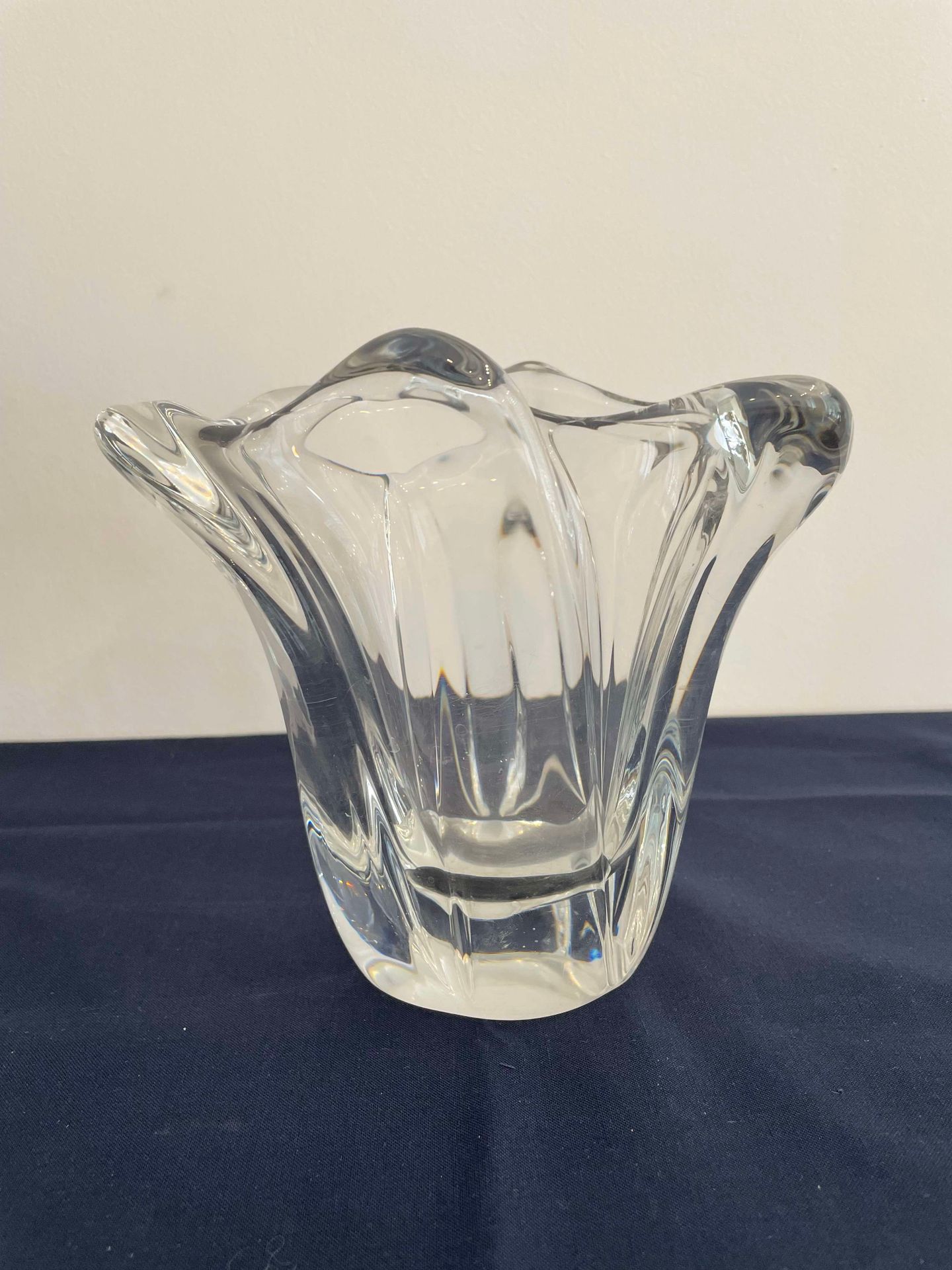 Null 一批玻璃器皿包括:

- 一个水晶醒酒器（据说有塞子），一个玻璃瓶和一个小水晶壶。(缺少瓶塞）高33、31和19厘米

- 圣路易斯，切割水晶花瓶，高&hellip;