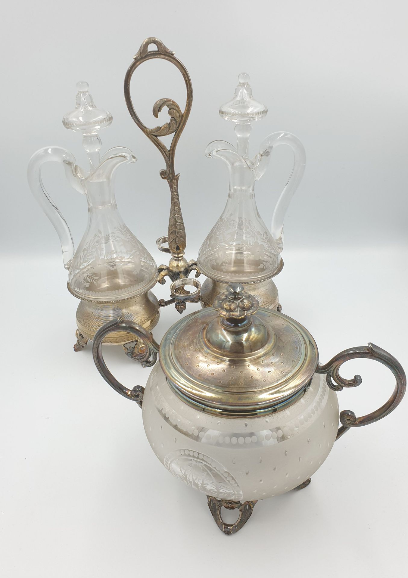 Null 镀银油和醋坩埚，雕刻的玻璃瓶和一个镀银和雕刻的玻璃盖糖碗

H.28厘米
