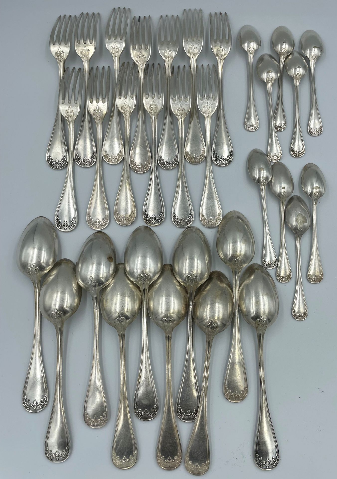 Null ERCUIS :

一套10件大型餐具，3把大叉子和9把镀银金属甜点勺子
