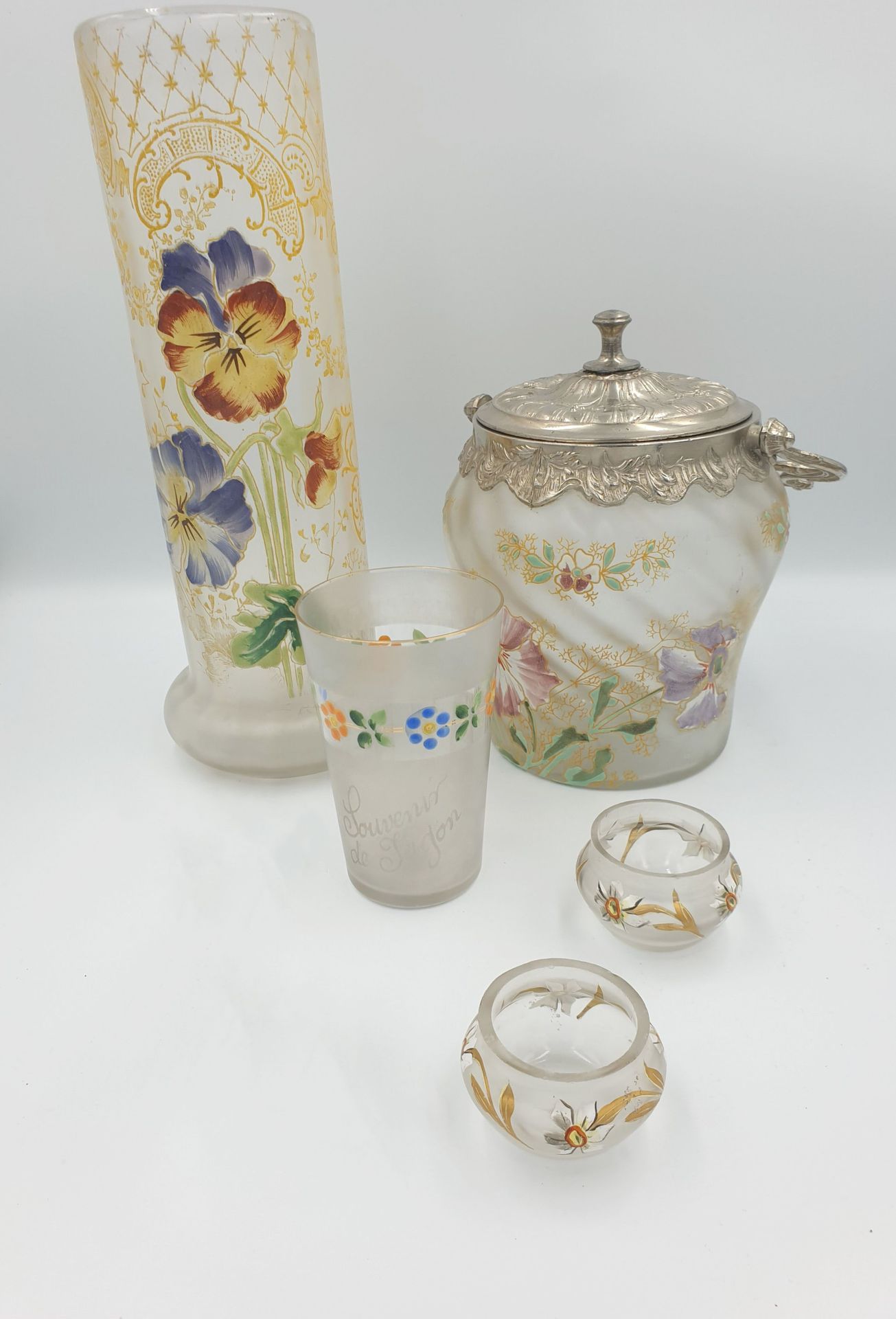 Null Lot comprenant un vase à base enflée en verrerie à décor émaillé polychrome&hellip;