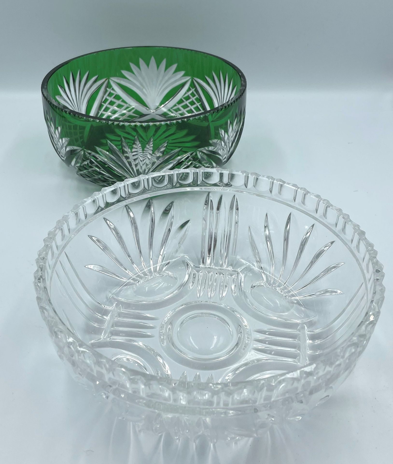 Null Set of two salad bowls in cut crystal, one white, the other green

Diameter&hellip;