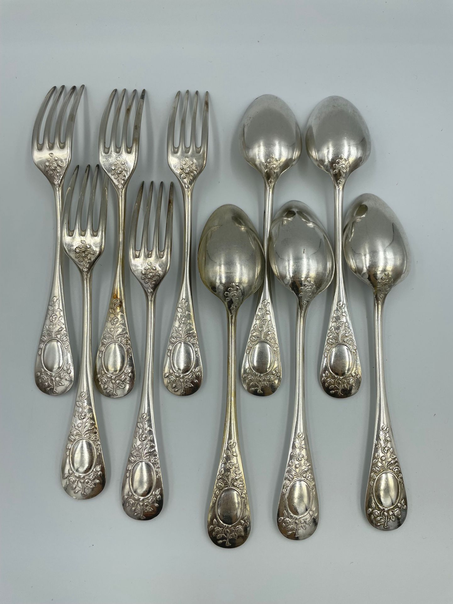 Null CHRISTOFLE,

Five large silver-plated cutlery sets with rose garlands